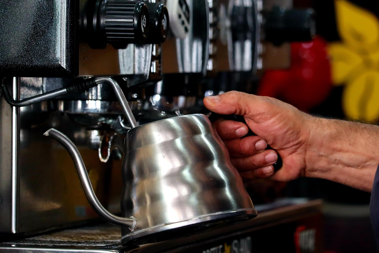 Technician installing máquina de café em escritório em Columbia SC