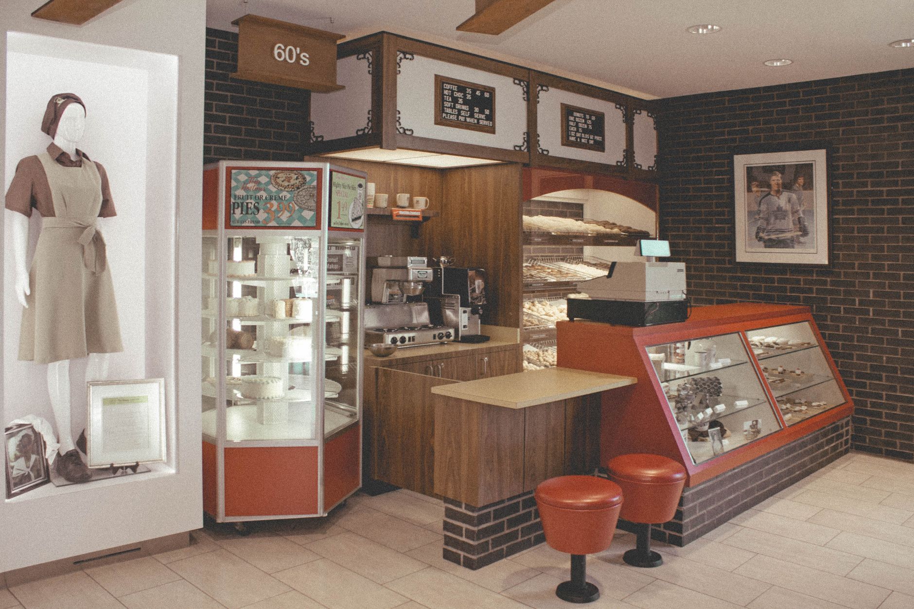 Bakery display case featuring latte art drinks alongside pastries