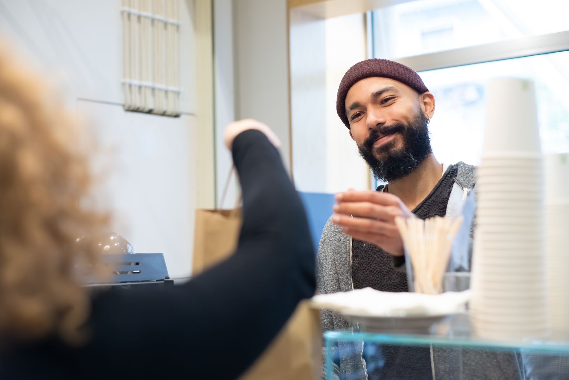 Pessoas sendo servidas em uma cafeteria movimentada em Boston