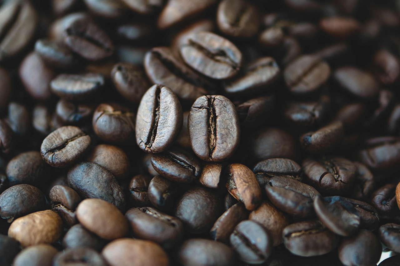 Técnico instalando máquina de café premium em escritório de Columbia SC