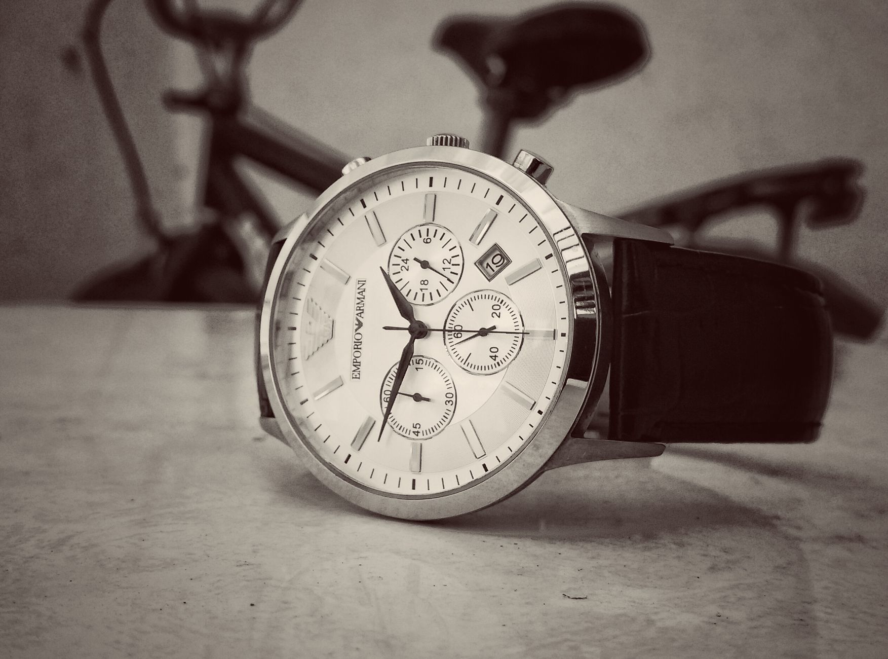 Close-up of a classic stainless steel wristwatch with a leather bracelet, perfect for fashion enthusiasts.
