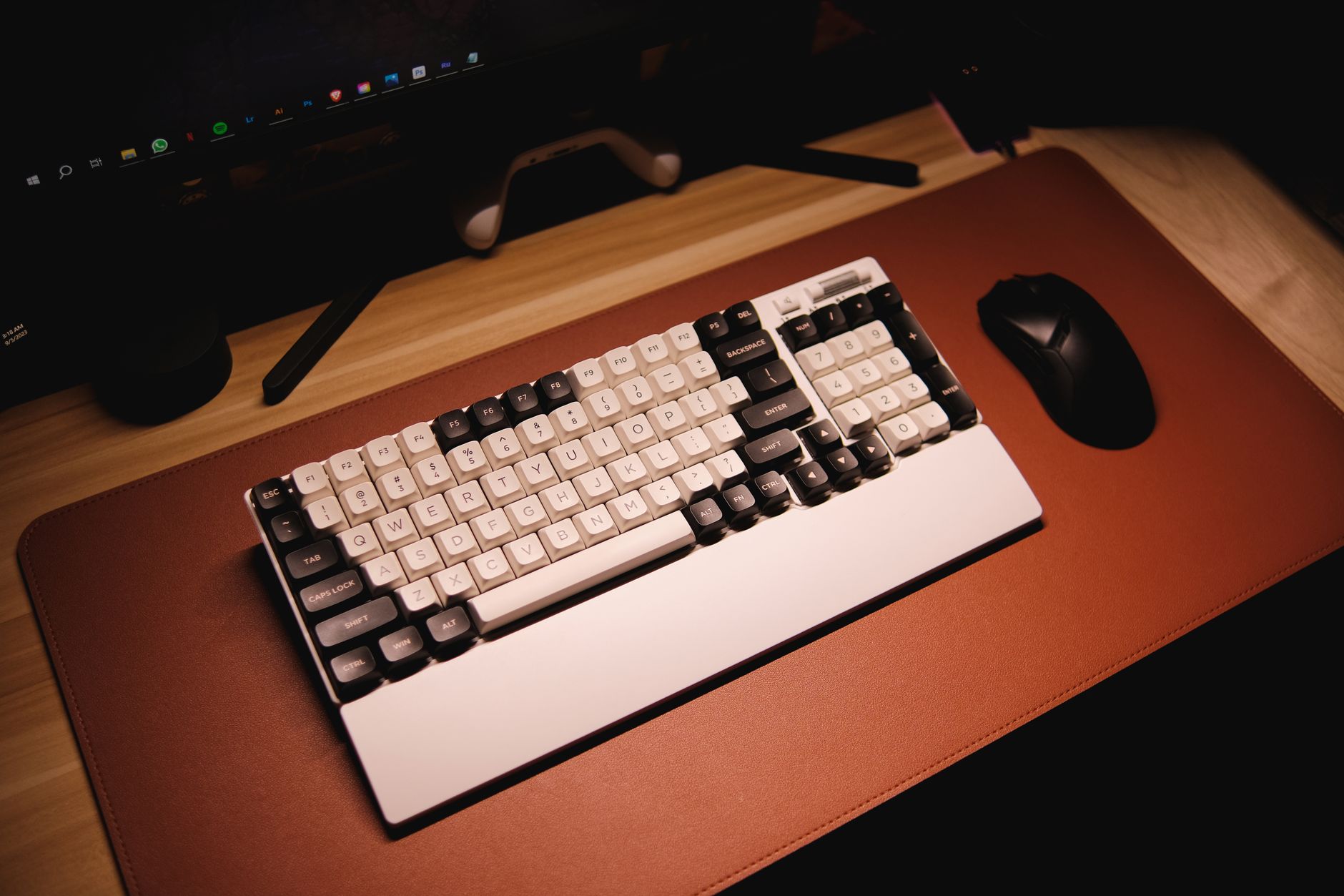 Elegant mechanical keyboard and mouse on a modern desk, perfect for tech enthusiasts.