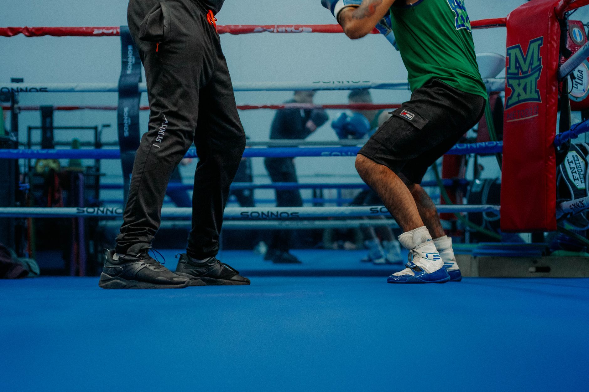 Capturing a dynamic boxing training moment inside a Buenos Aires gym ring.