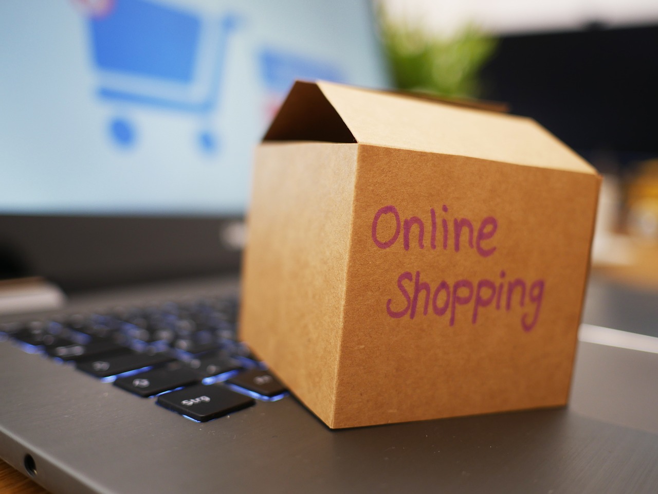 Mulher comprando sapatos online com desconto