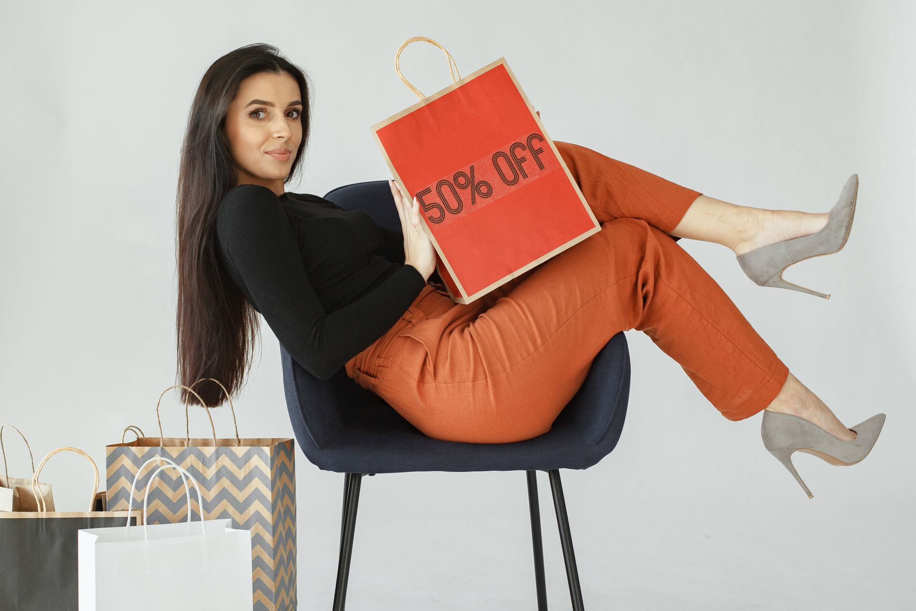 Pessoa usando celular para fazer compras online na ZZ Mall