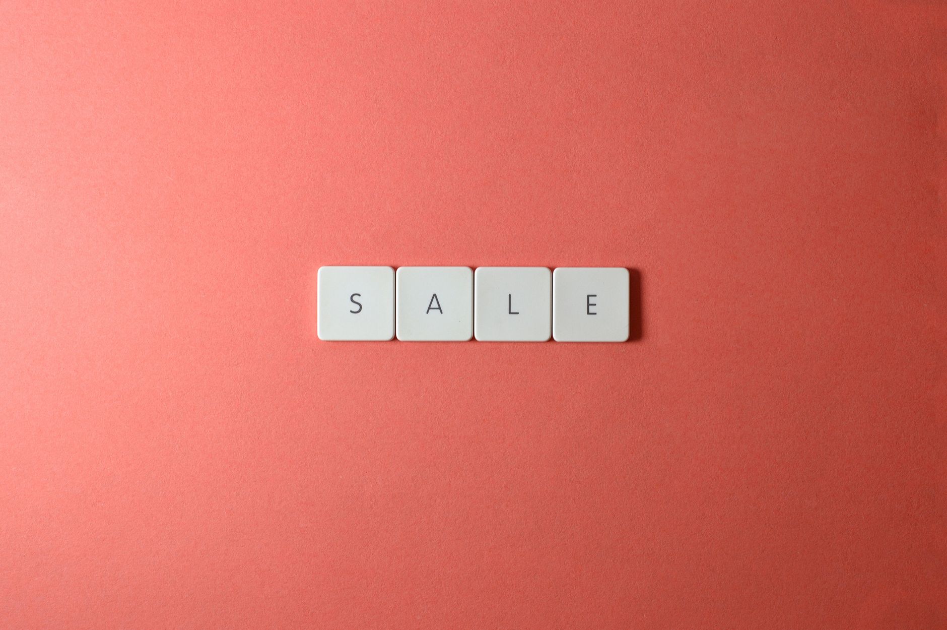 Pessoa comprando tênis esportivo online, com tela de computador e código promocional visível