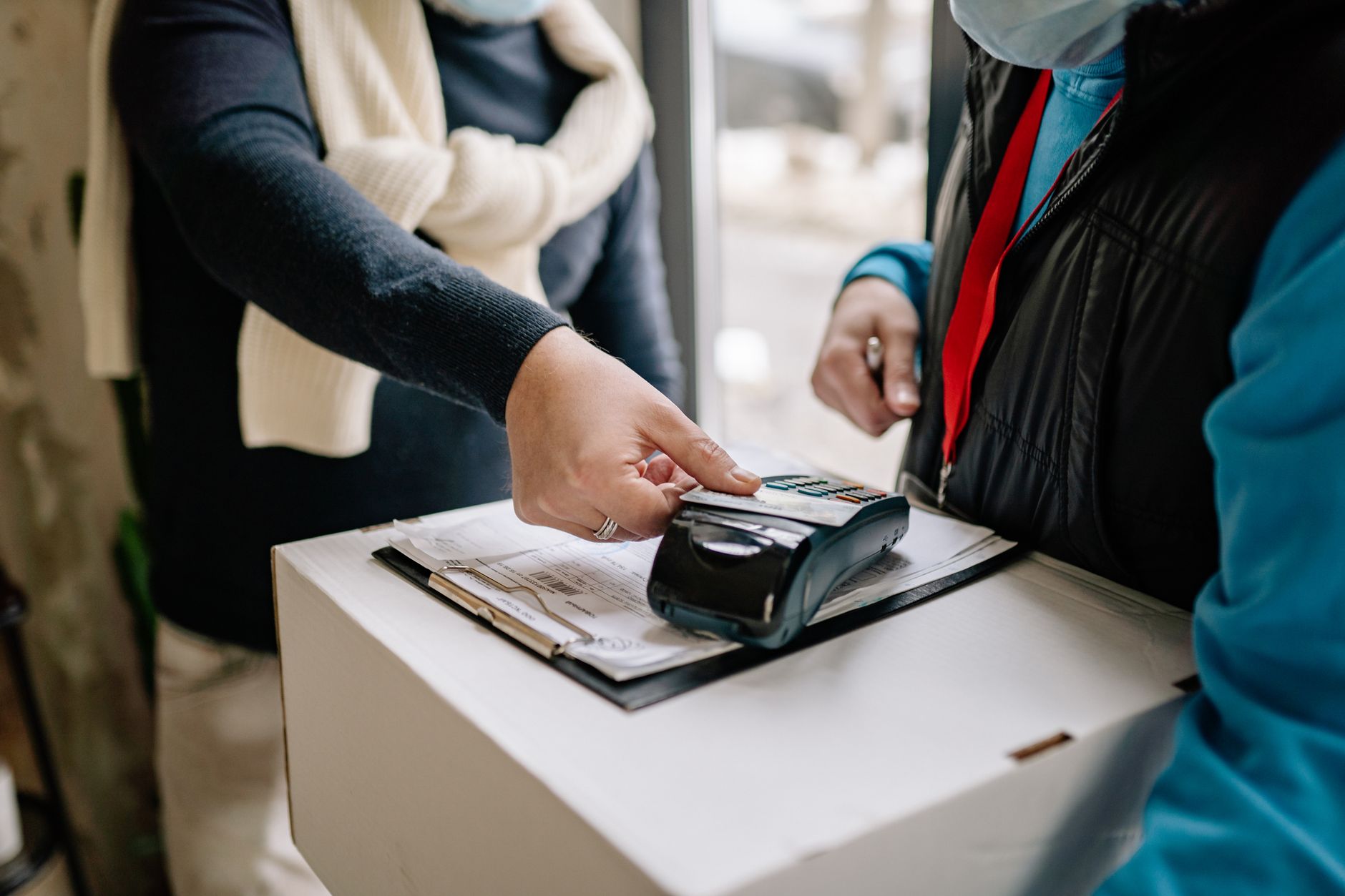 Mulher utilizando cupom digital em compra online de medicamentos