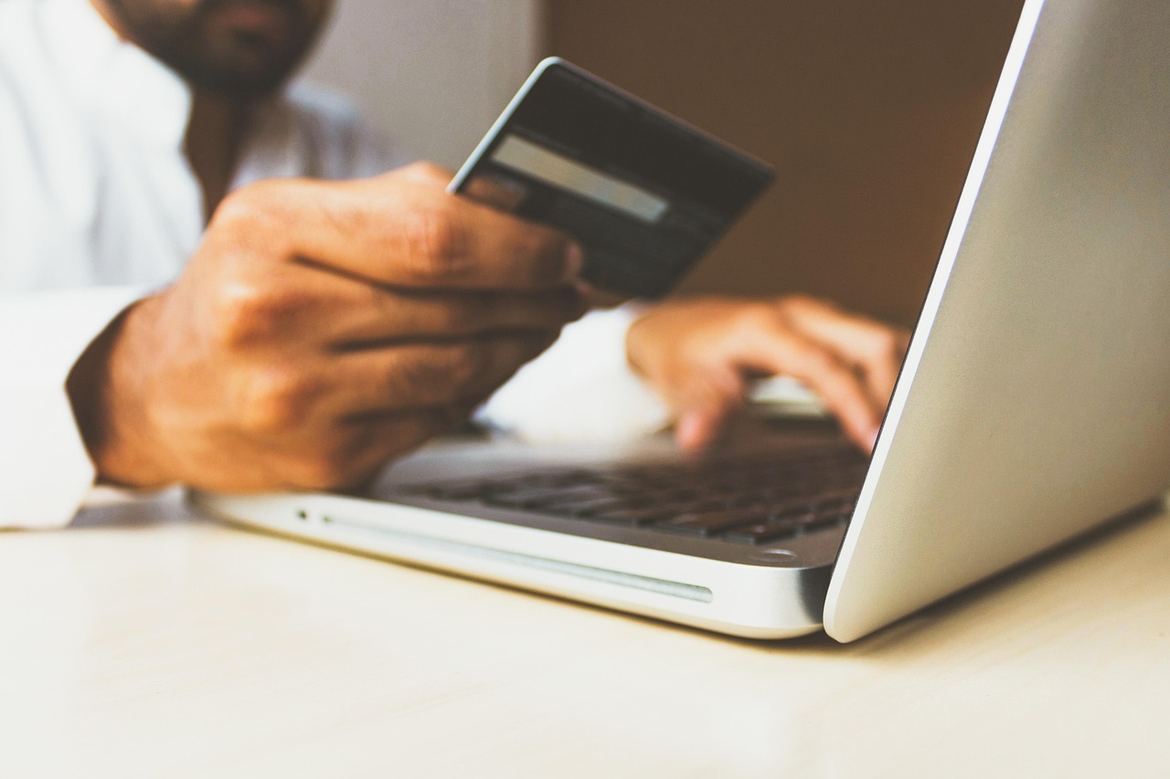 Pessoa comprando online com descontos da Black Friday