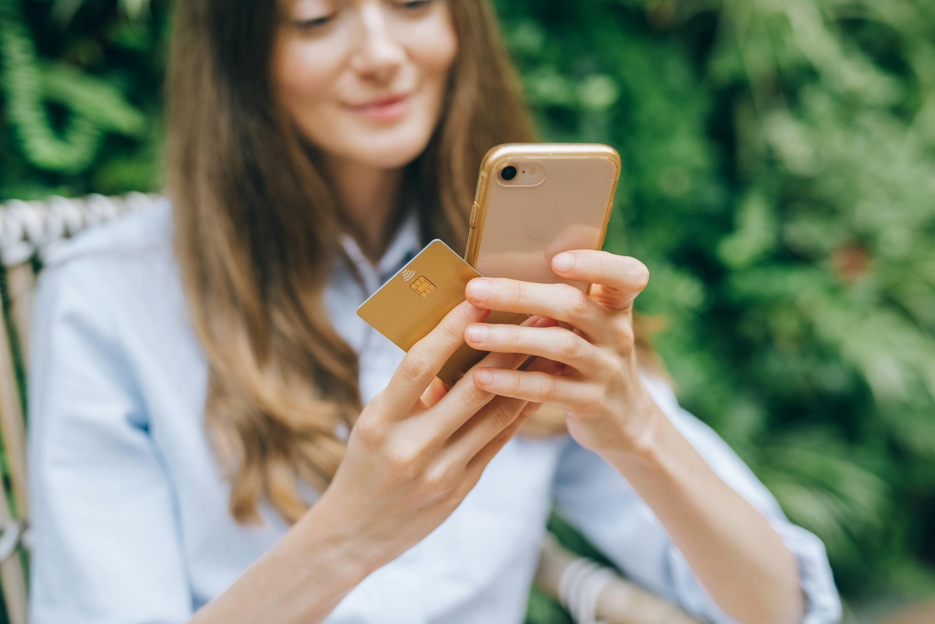 Pessoa recebendo notificação de cashback no smartphone