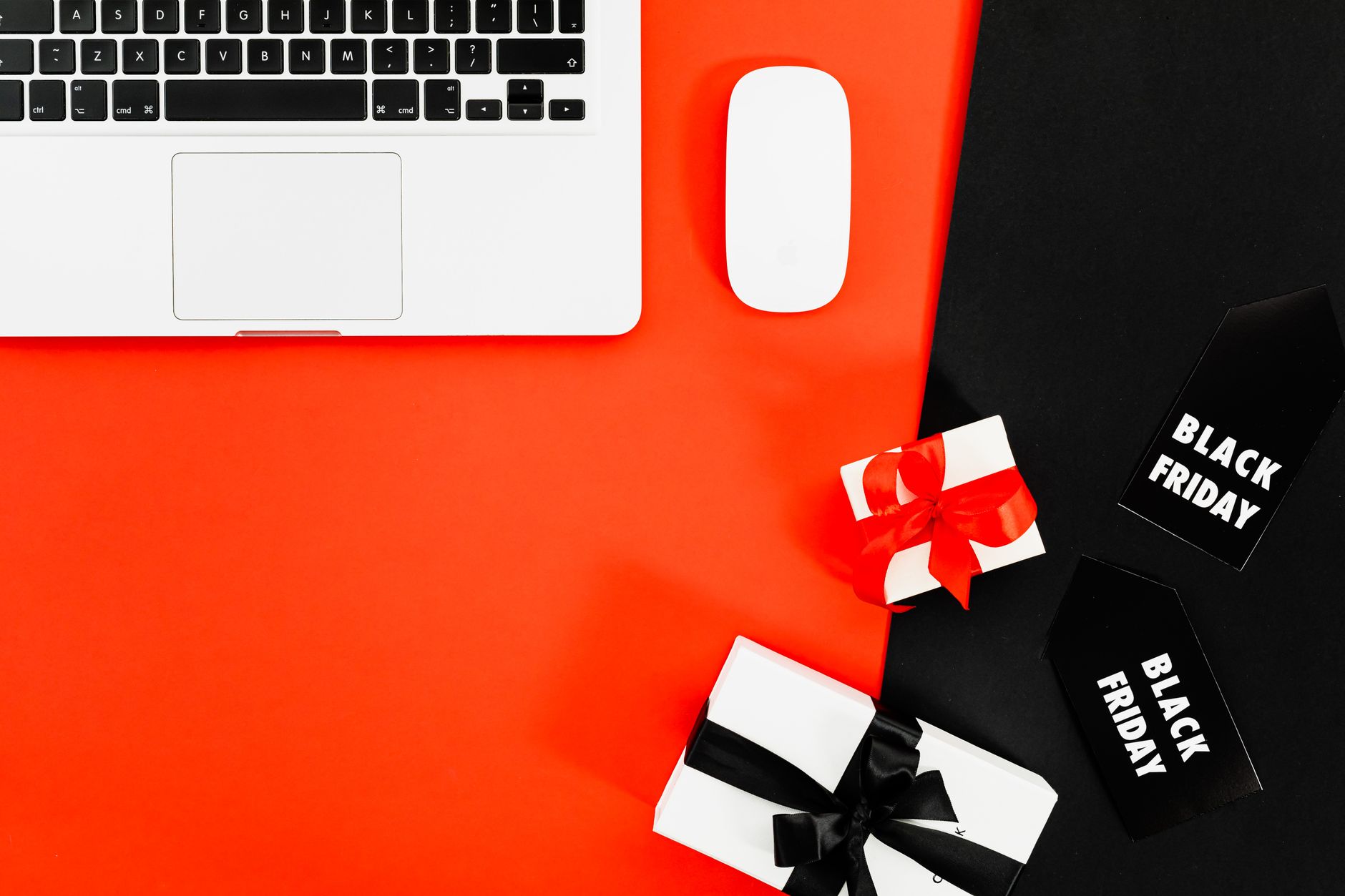 Mulher feliz fazendo compras online com desconto