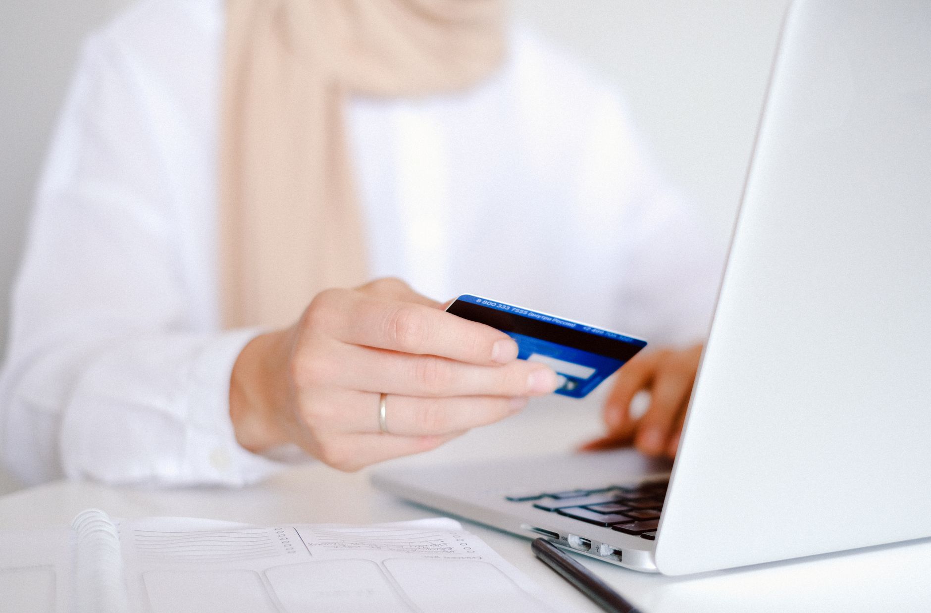 Cliente feliz recebendo entrega da Fast Shop com grandes descontos