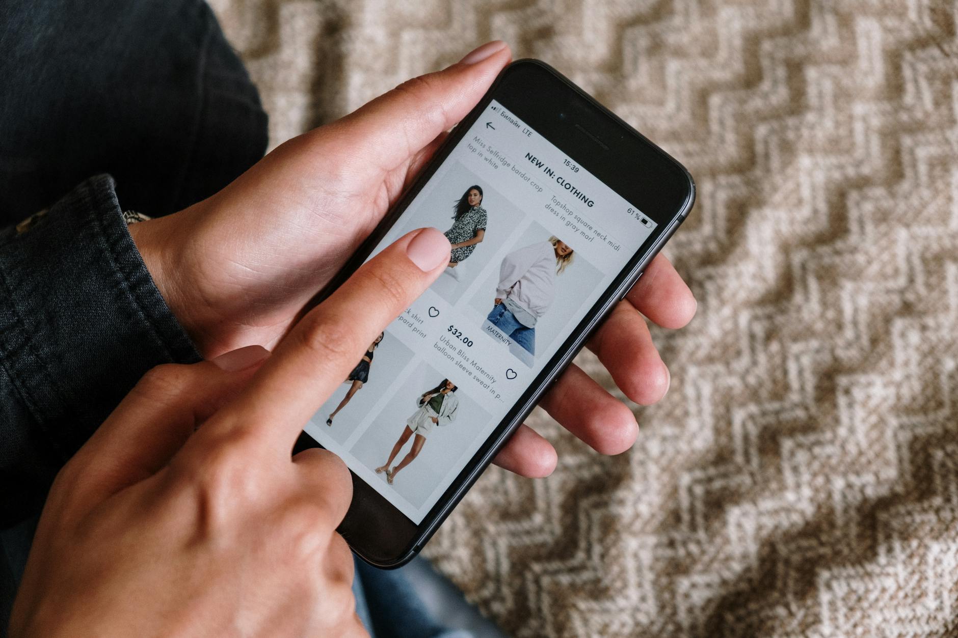 Smartphone exibindo cupom Mercado Livre primeira compra