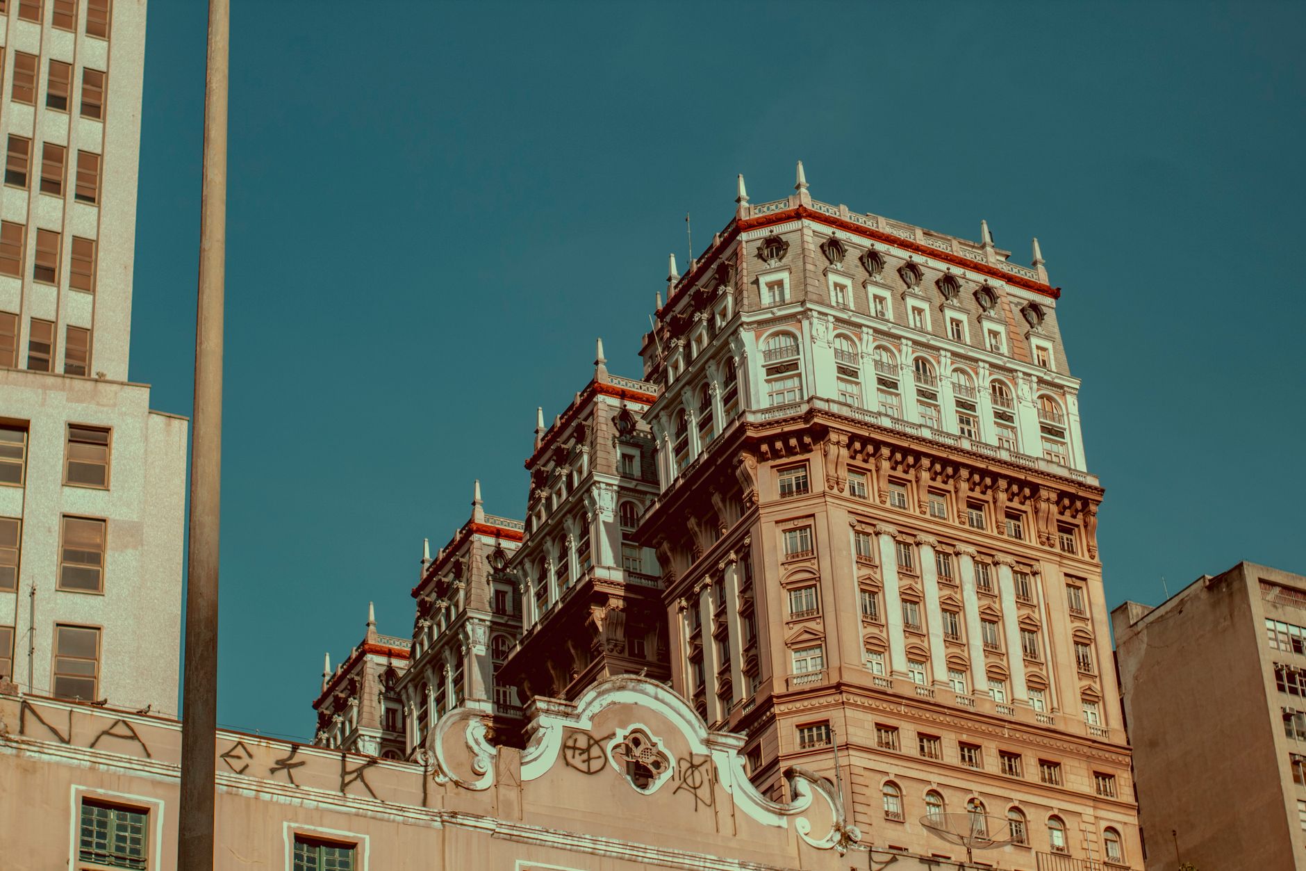 Elegant view of the Martinelli Building under a clear blue sky in São Paulo, Brazil.