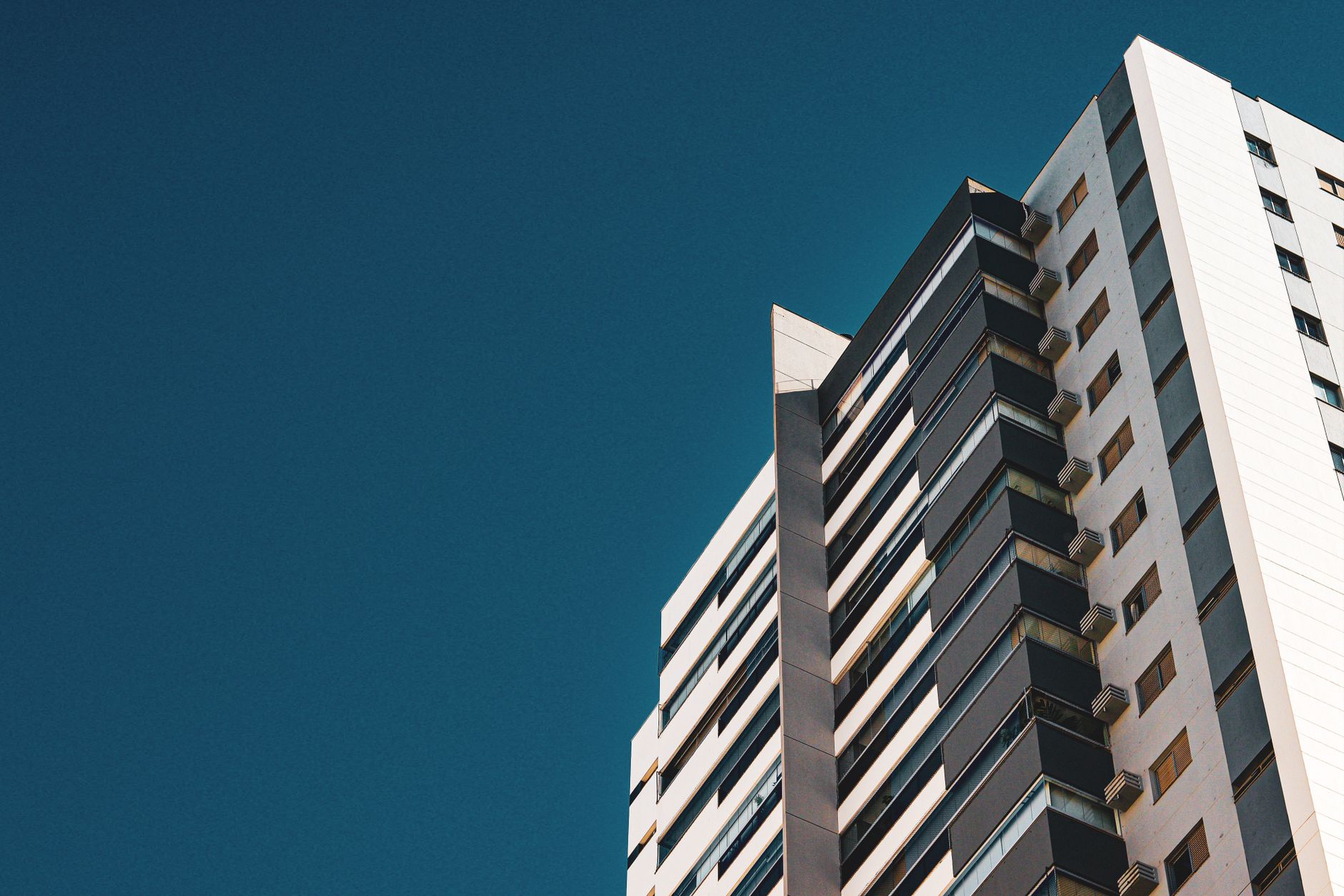 Shot of a modern high-rise building against a clear blue sky in Londrina, Brazil.