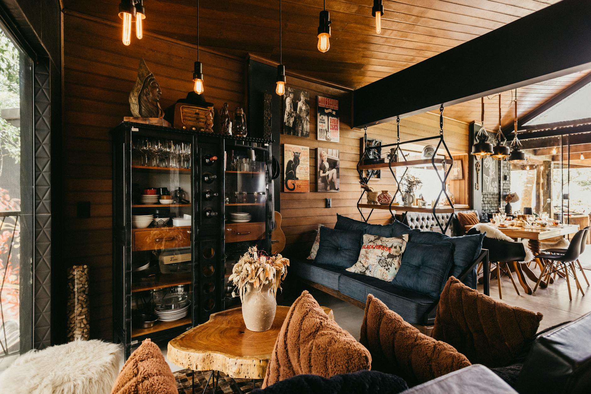 Elegant living room in Espírito Santo, Brazil, showcasing rustic wooden decor with modern elements and cozy furnishings.