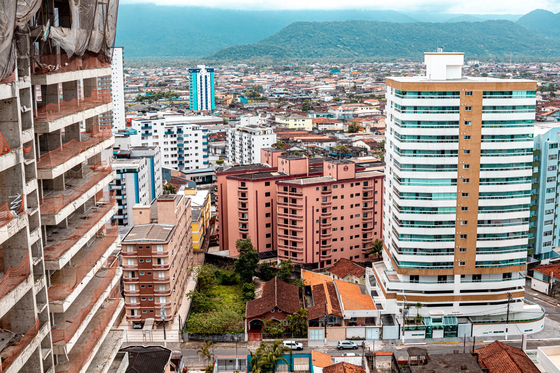 Explore a bustling cityscape in Praia Grande, São Paulo with tall buildings and vibrant urban life.
