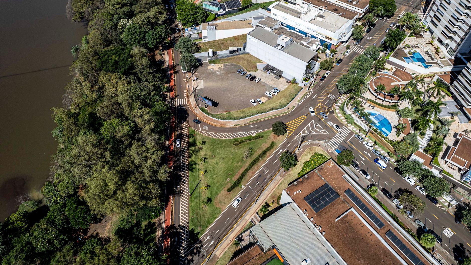 Discover a sunny aerial view of Londrina's vibrant urban landscape featuring lush greenery.