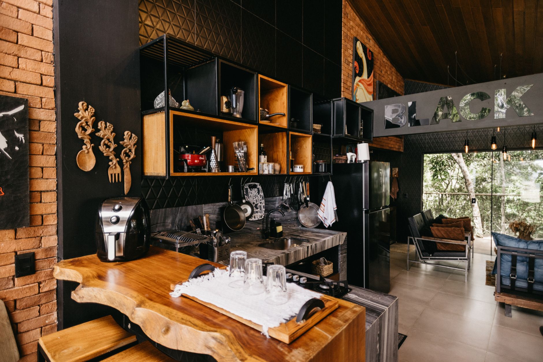 Stylish kitchen with wooden elements and modern decor in Espírito Santo, Brazil.