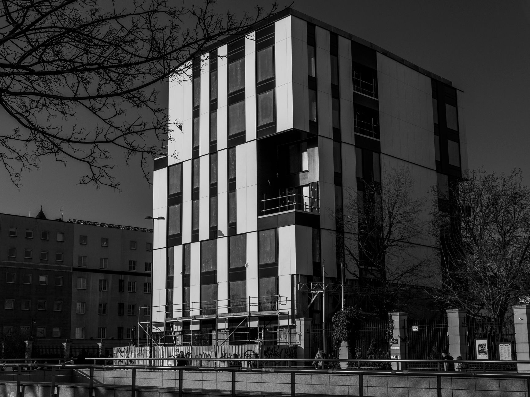 Black and white photo of a modern city building under construction.
