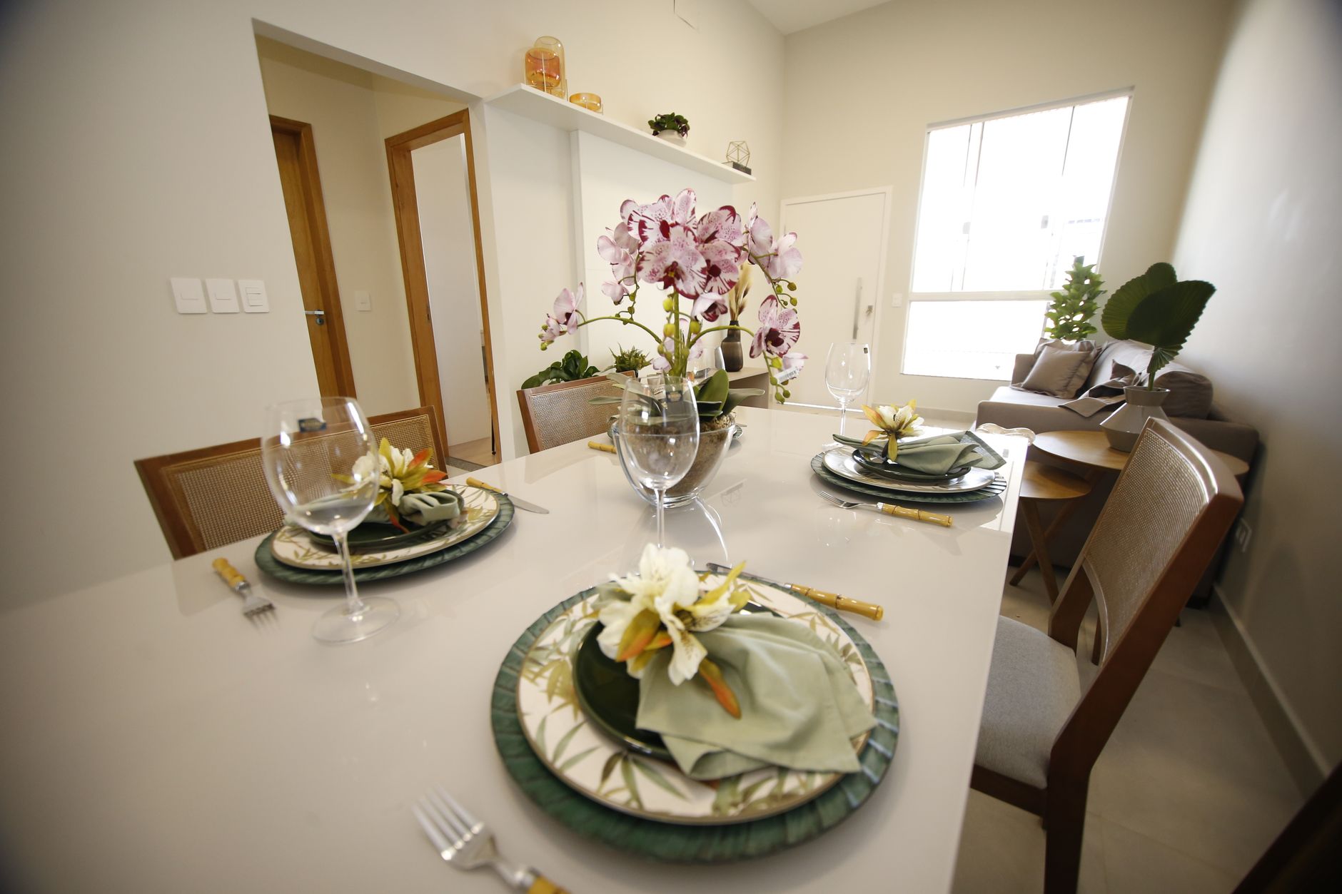 A sophisticated dining room with floral centerpieces and elegant table settings, perfect for intimate gatherings.