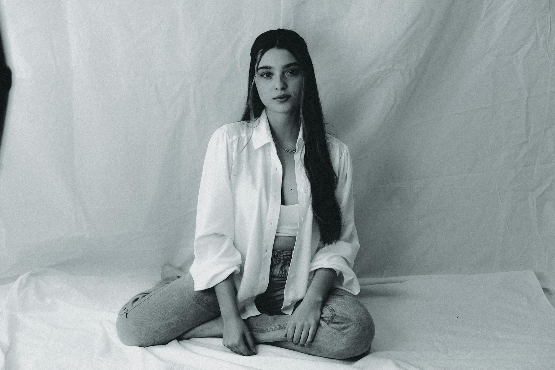 Stylish young woman posing in casual outfit during a studio shoot in Brazil.