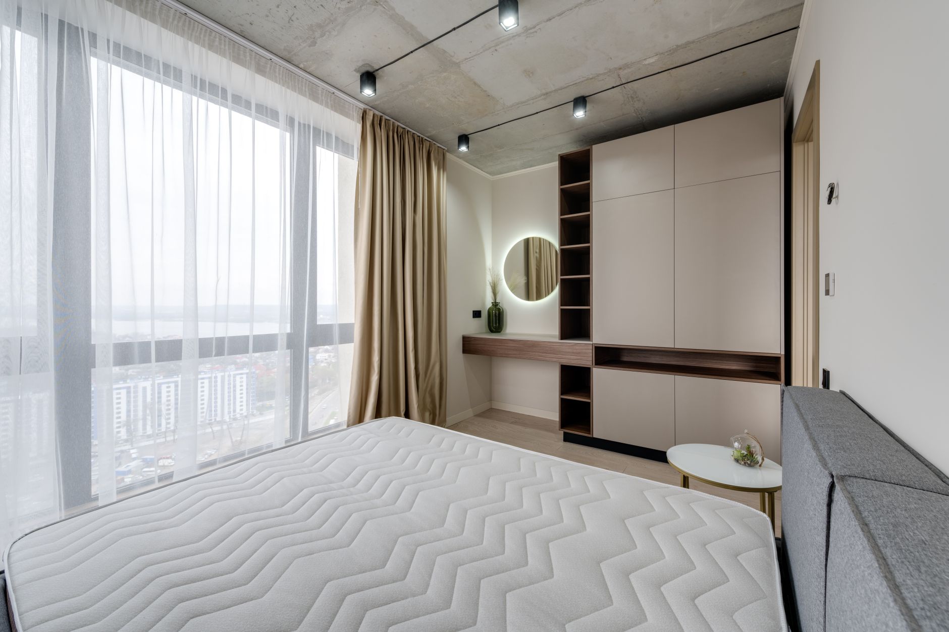 Quarto de loft aconchegante com móveis modernos e iluminação indireta