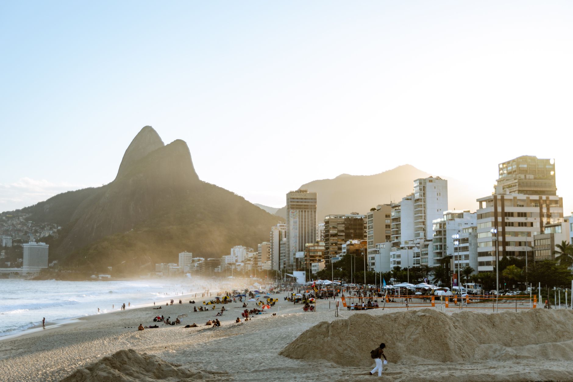 Vista aérea do pôr do sol na praia do Leblon