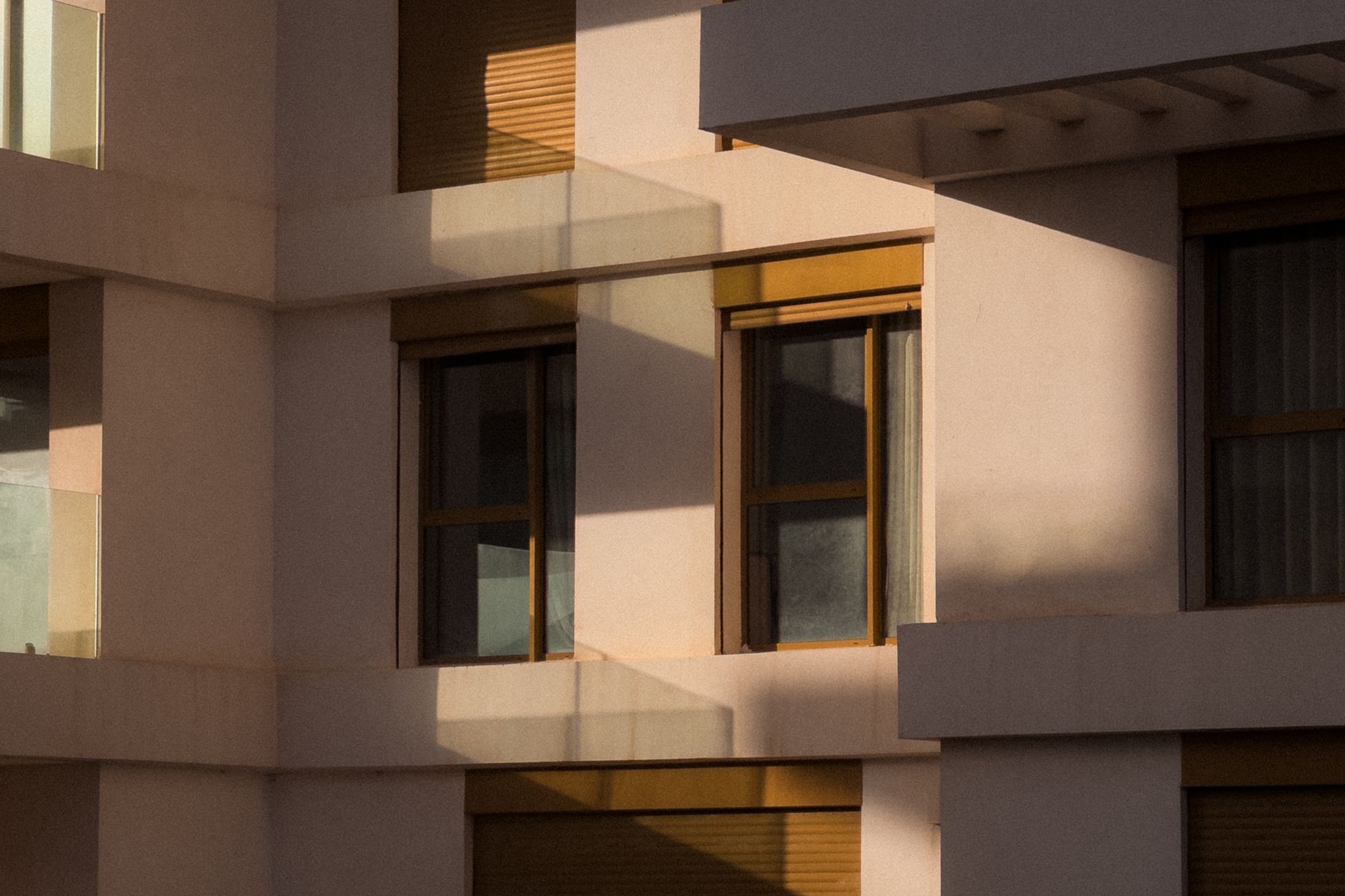 Interior de flat contemporâneo na Lagoa com mobília de designer