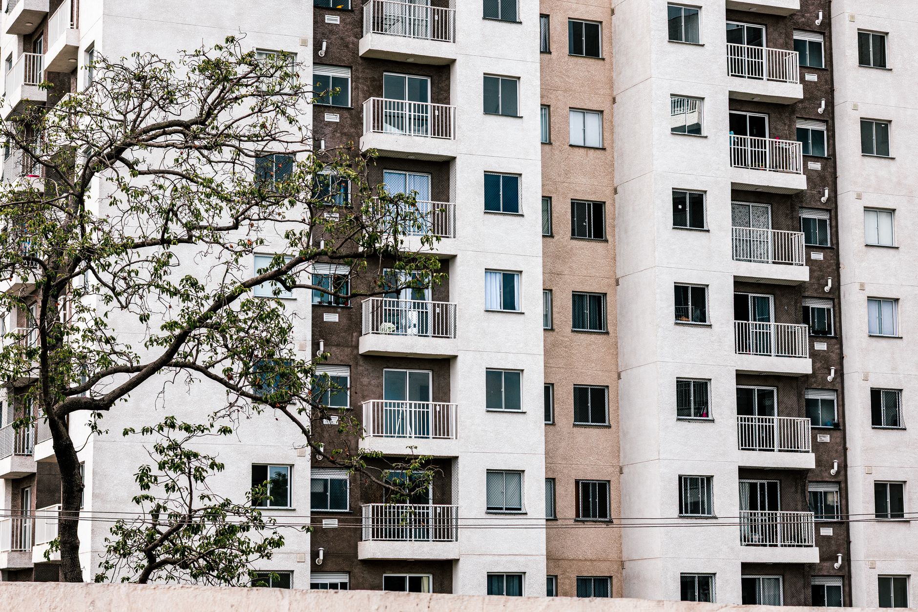 Agentes imobiliários apresentando loft na Barra da Tijuca