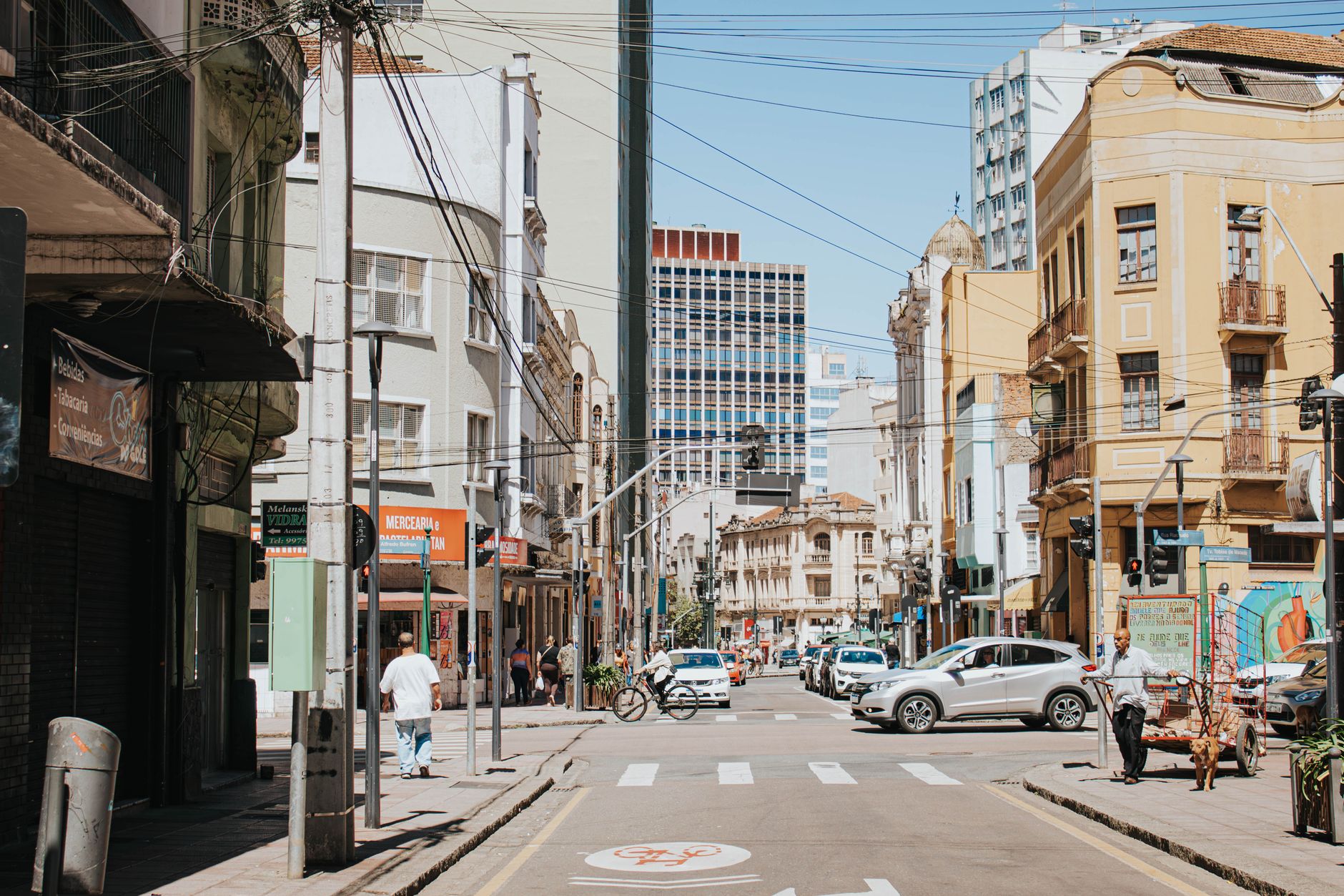 Vista de rua em Ipanema com prédio moderno