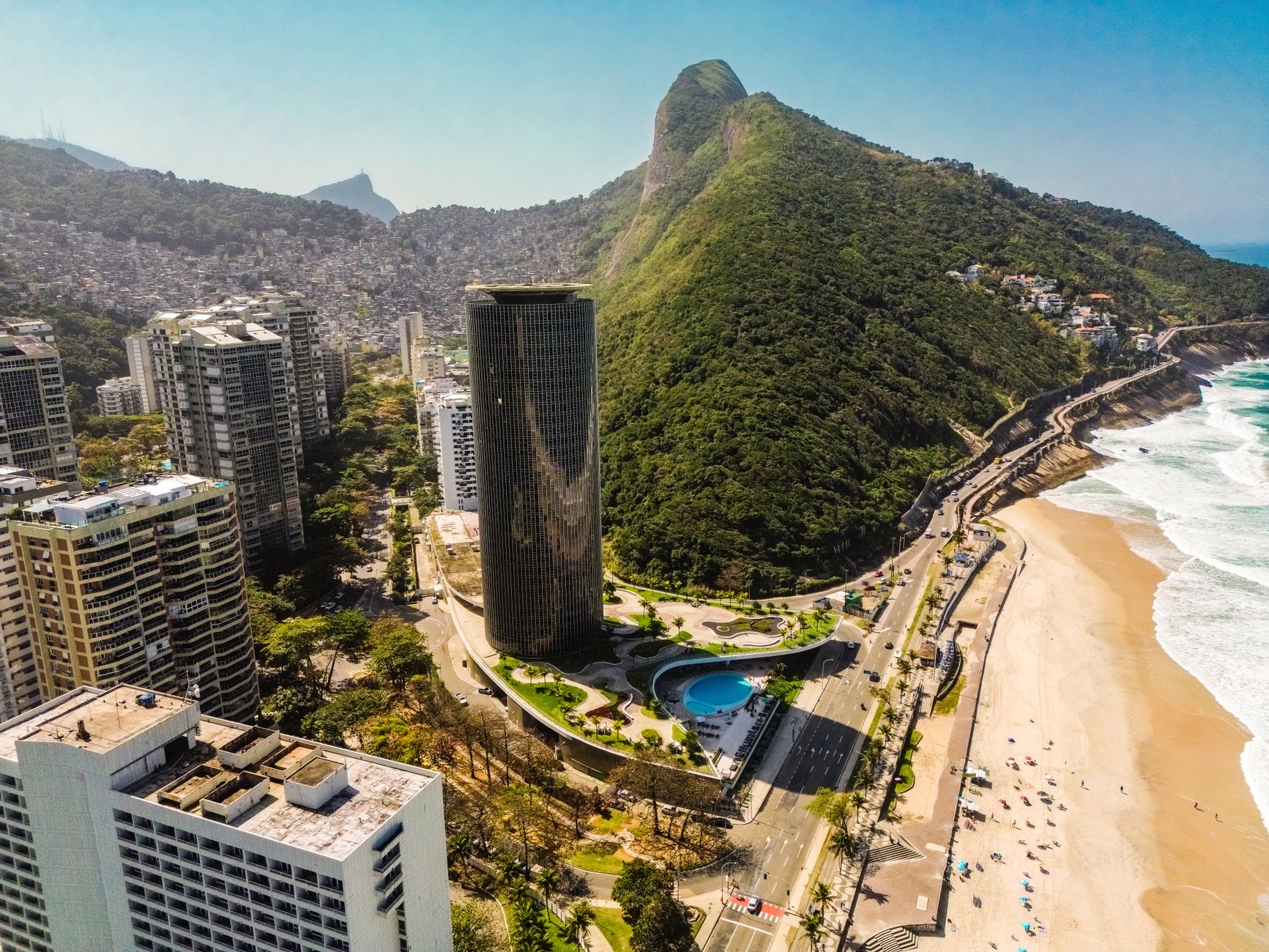 Corretor de imóveis apresentando planta de apartamento para cliente