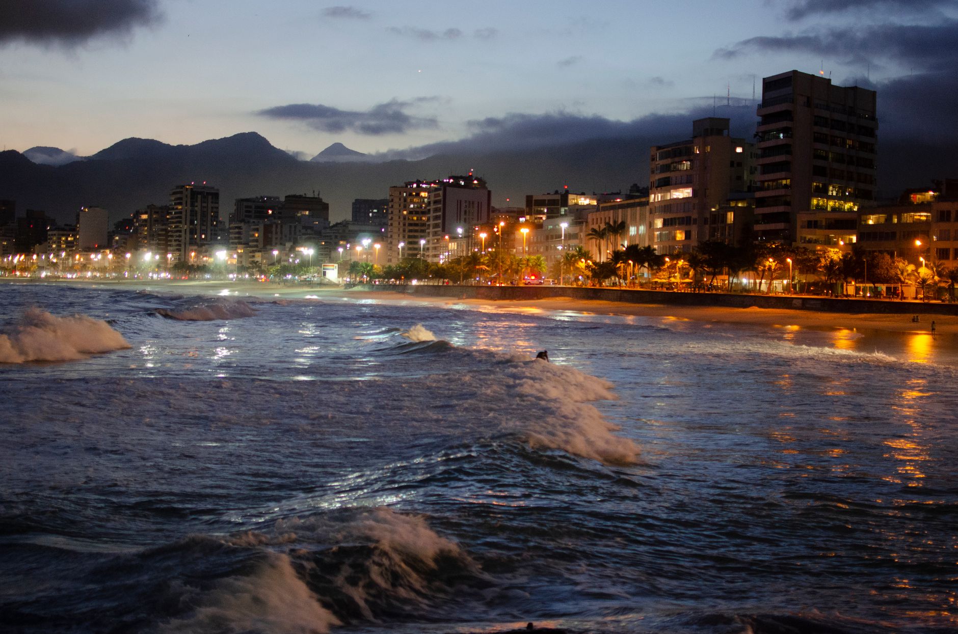 Interior de apartamento quarto e sala mobiliado em Copacabana com vista para o mar