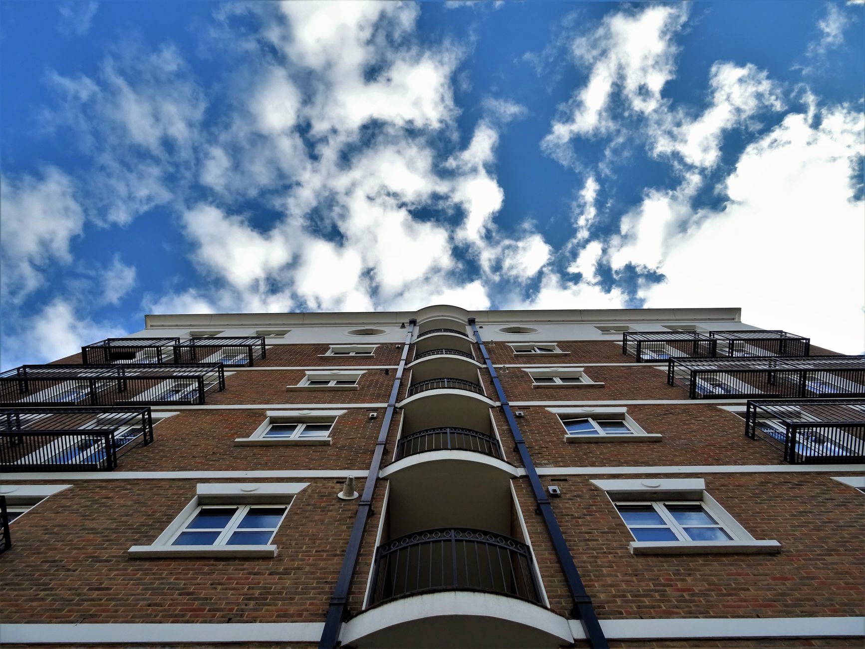 Planta baixa otimizada de apartamento compacto no Novo Leblon com varanda gourmet