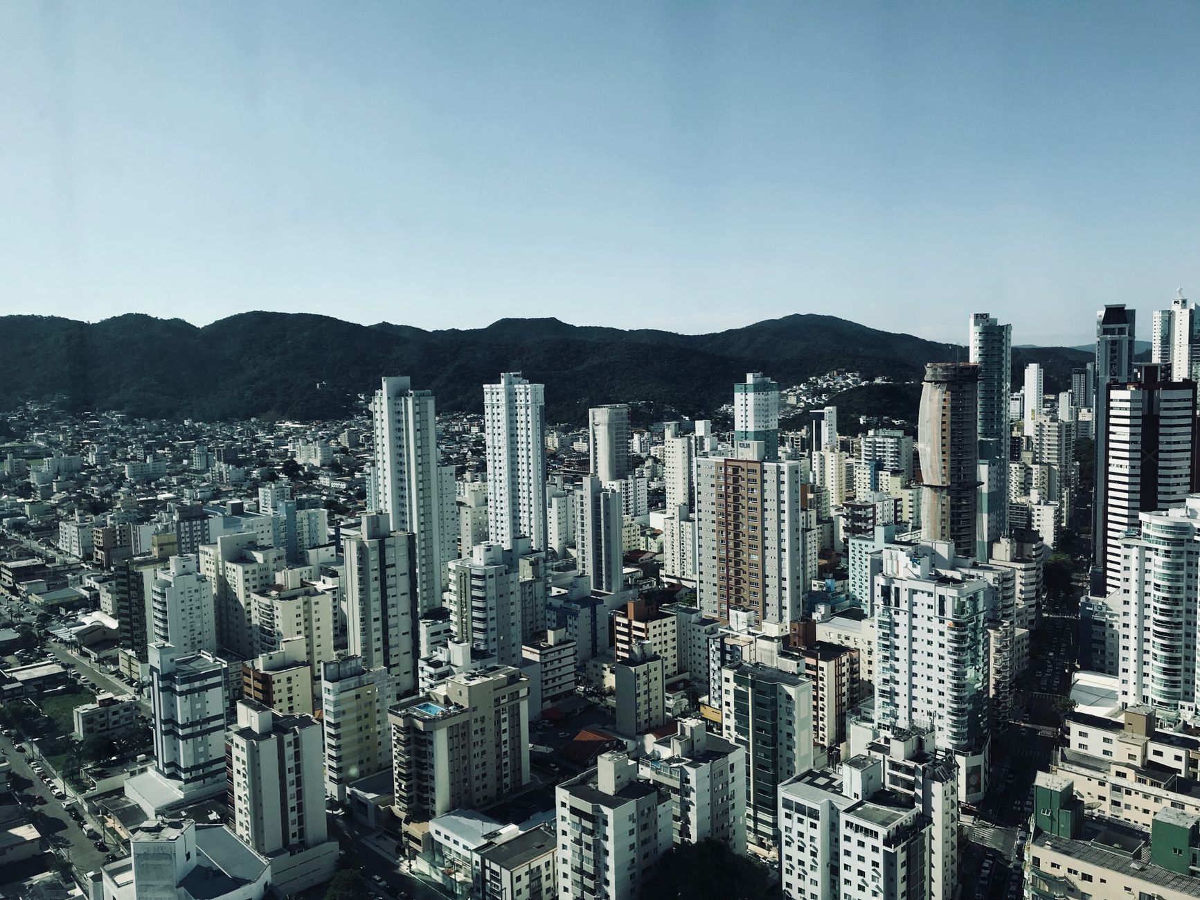 Vista aérea do condomínio Pontal Recreio com piscina e área verde