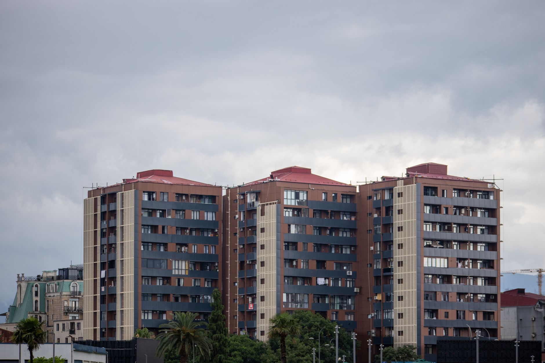 Reunião de investimento imobiliário com análises gráficas