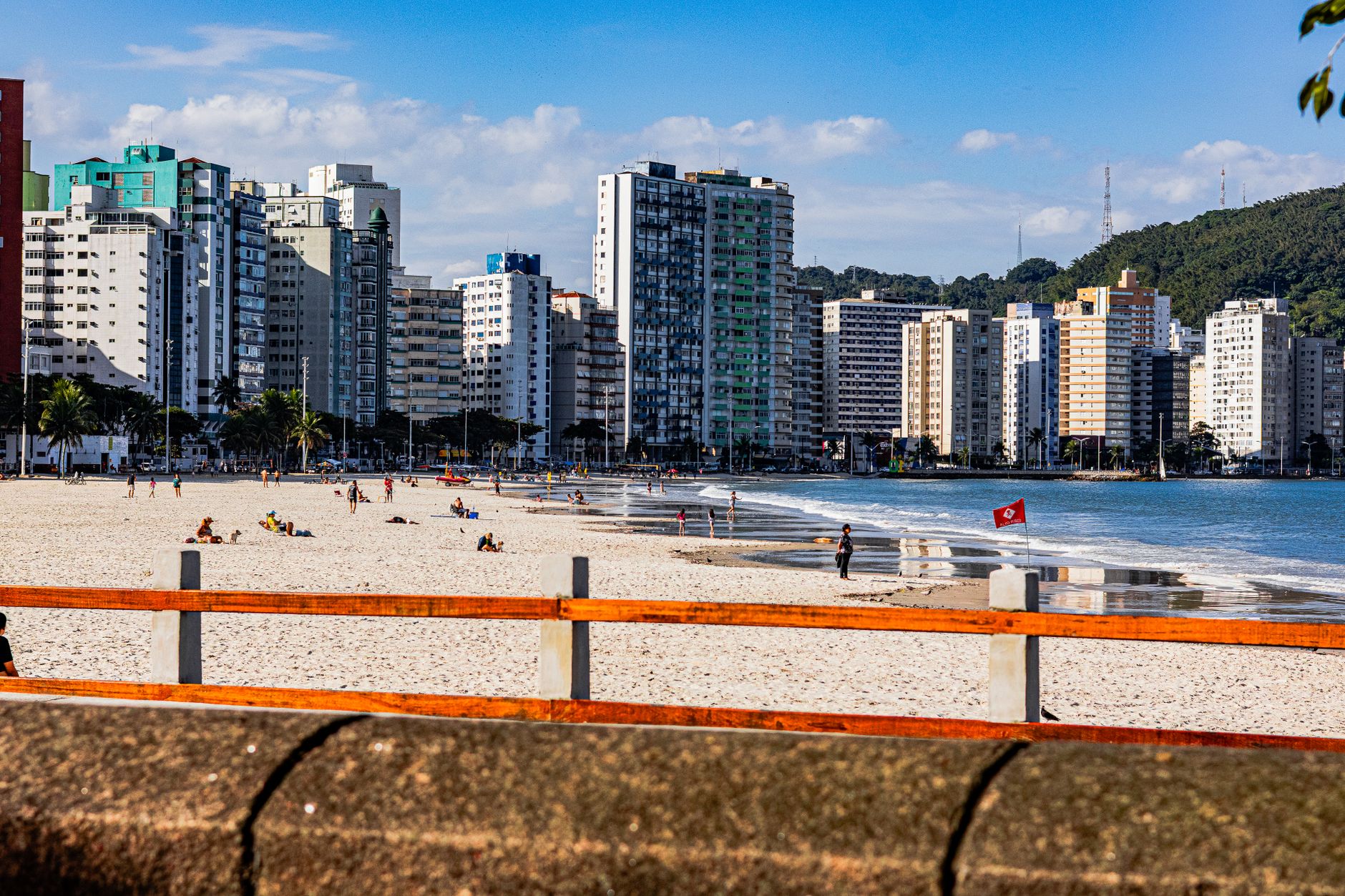Sacada de apartamento quarto e sala em Copacabana com vista para o mar e o calçadão