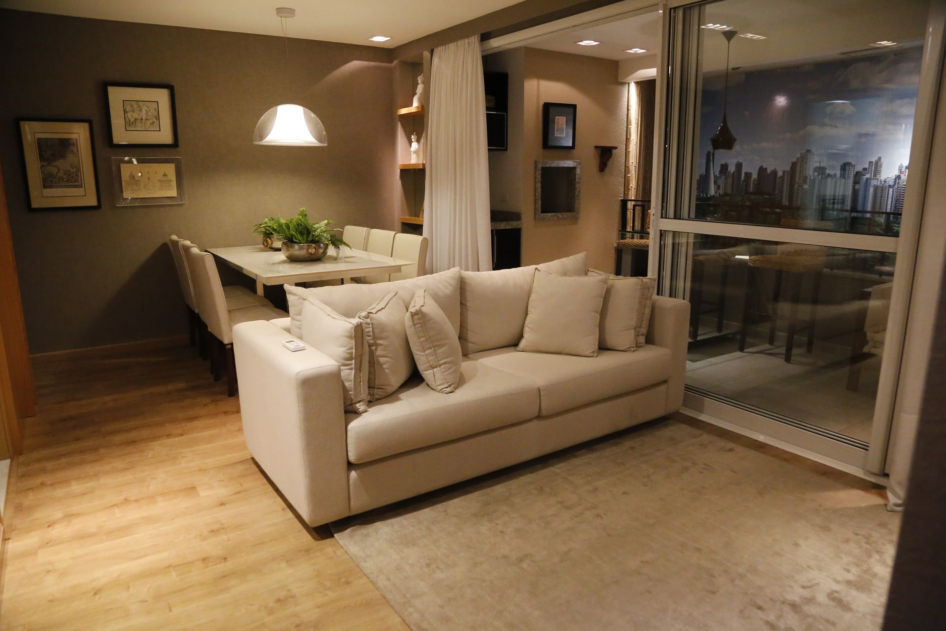 Corretor de imóveis apresentando interior de apartamento moderno
