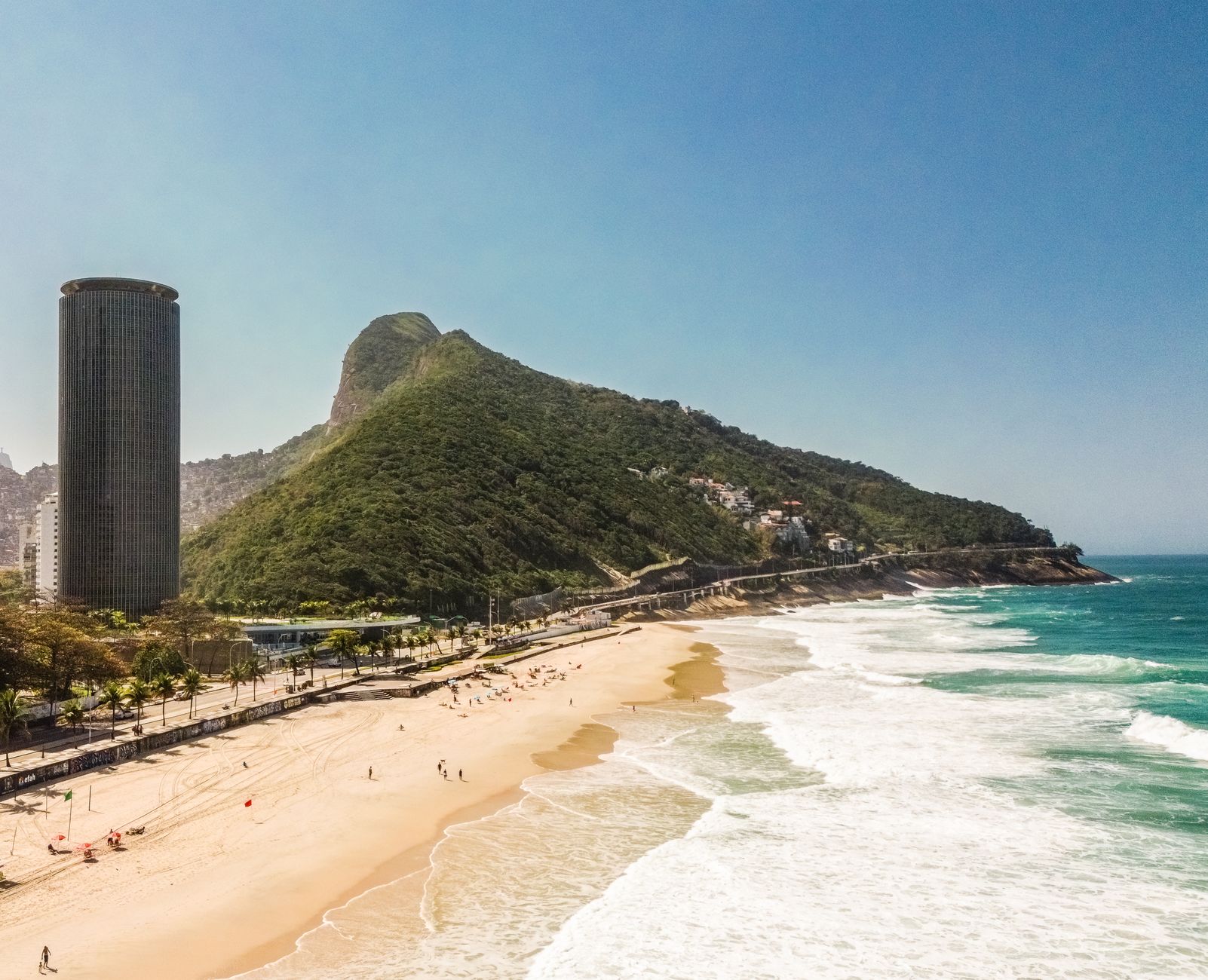 Interior de flat mobiliado na Barra da Tijuca com decoração moderna