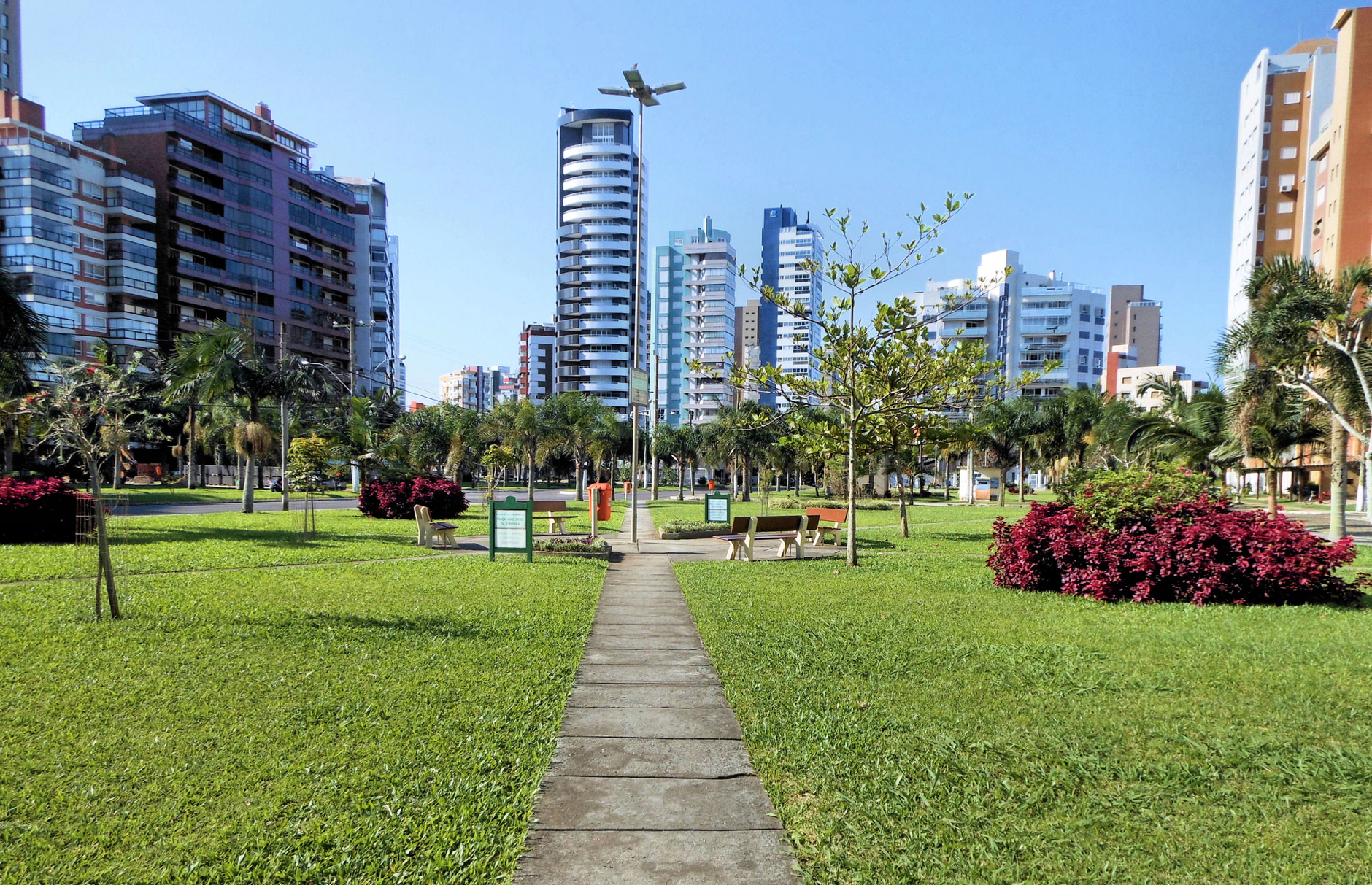 Corretor de imóveis apresentando planta de apartamento