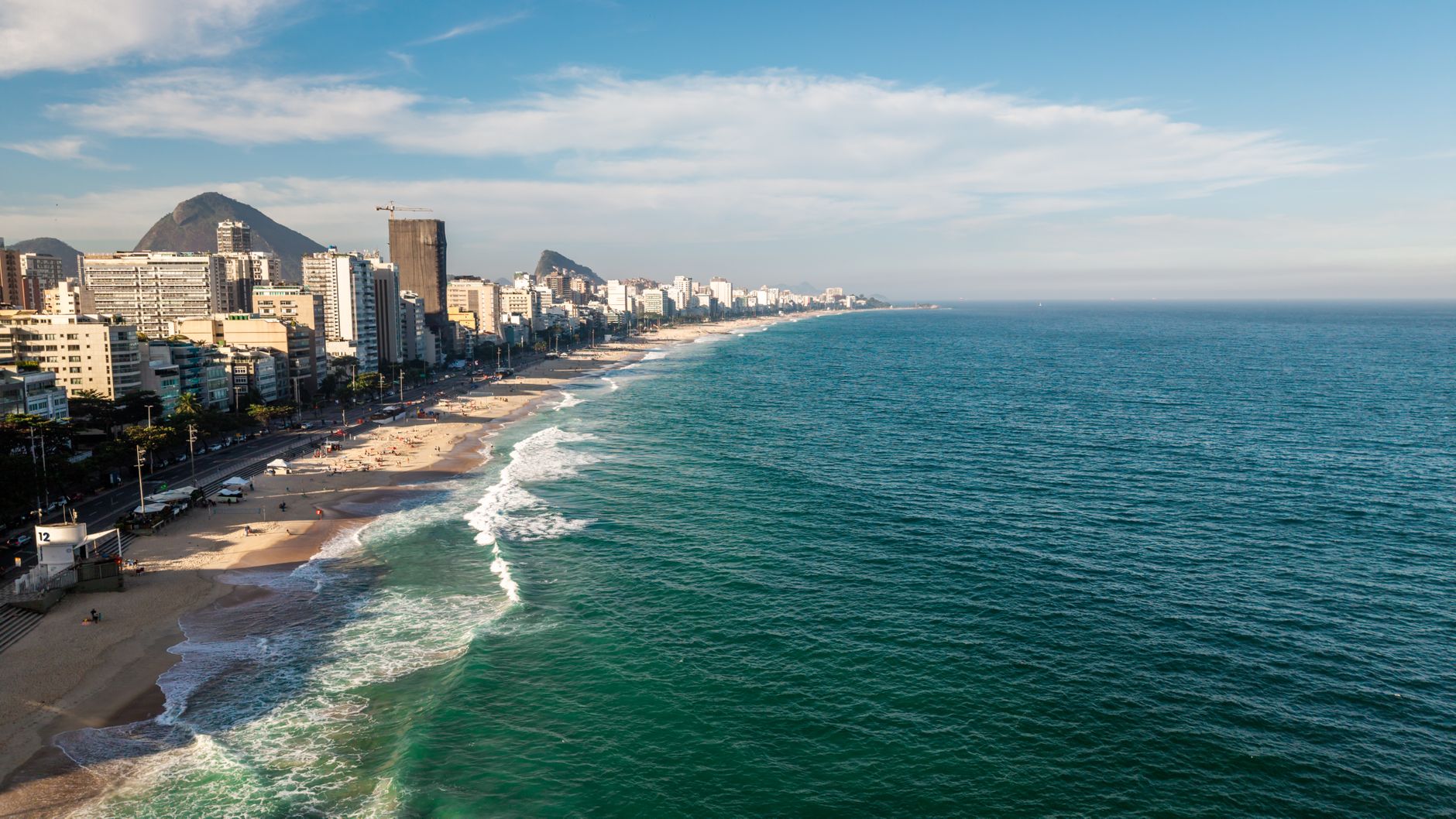 Vista de apartamento em Copacabana com varanda para o mar