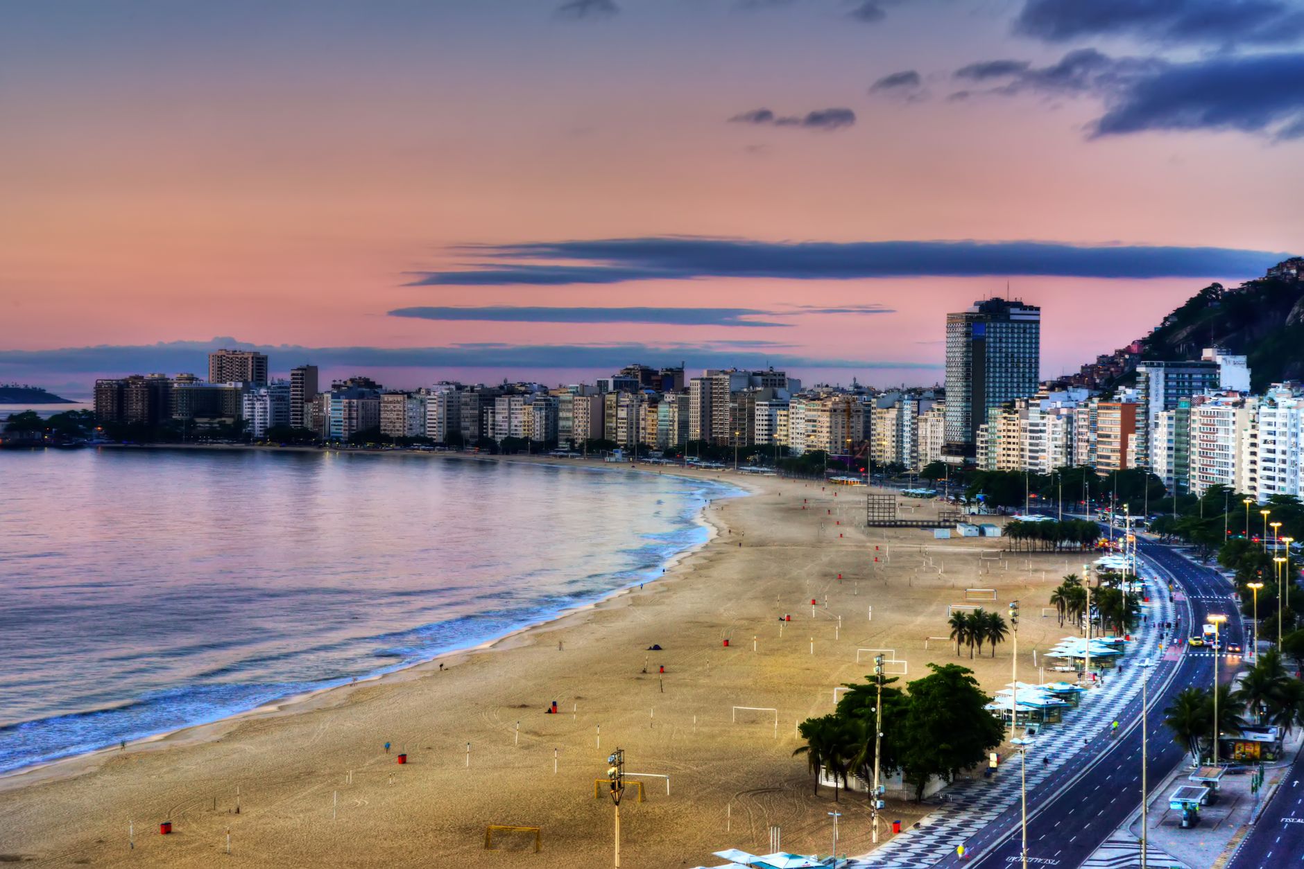 Vista privilegiada de apartamentos em Ipanema com o mar ao fundo