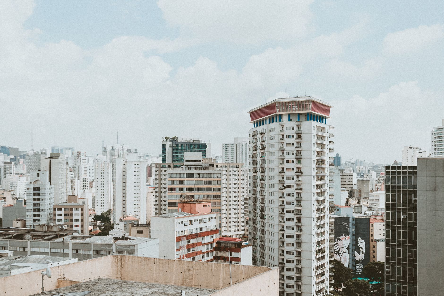 Vista aérea da praia da Barra da Tijuca com condomínios residenciais e a Avenida das Américas
