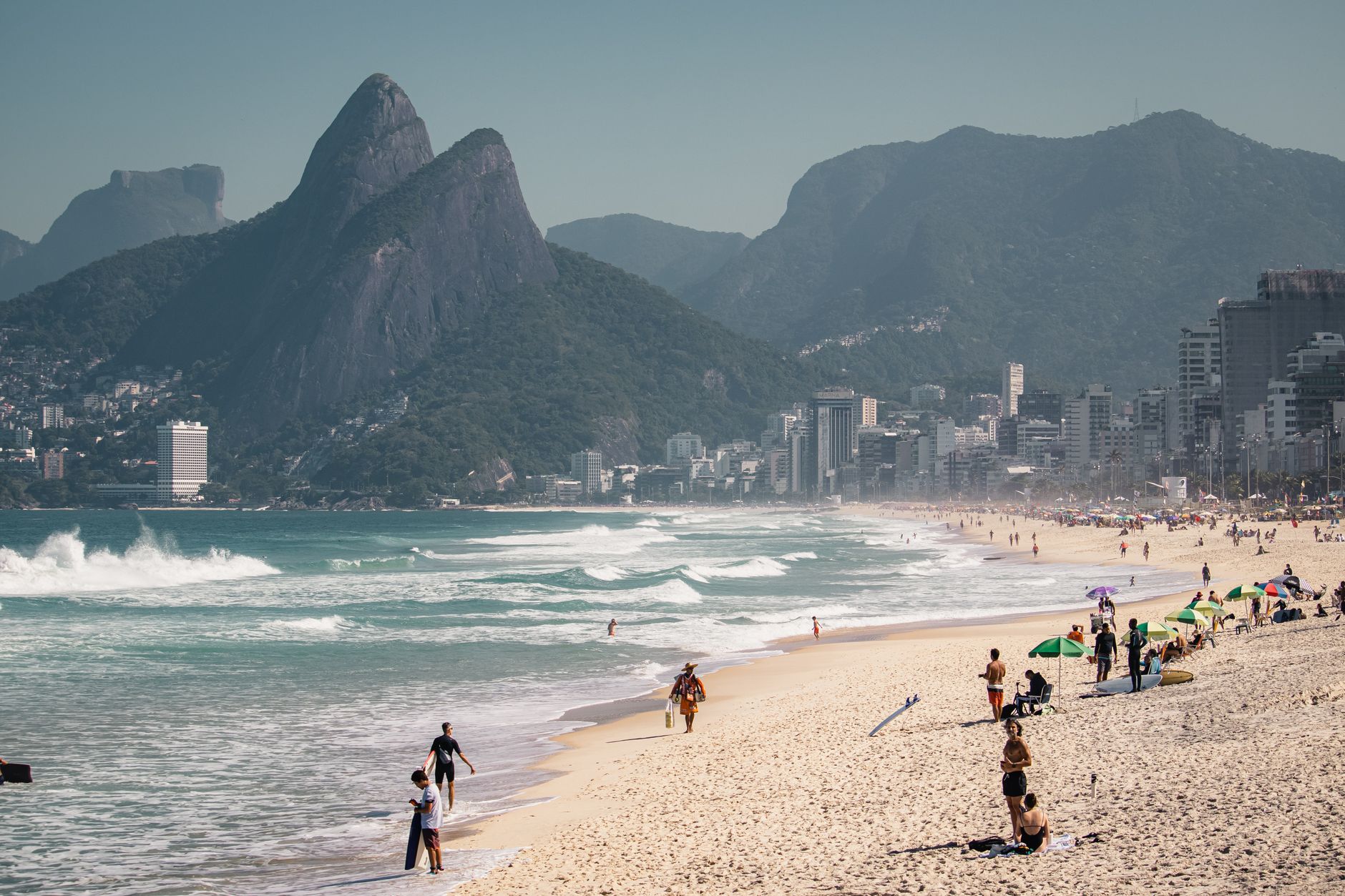 Vista aérea do Leblon mostrando prédios luxuosos próximos à praia
