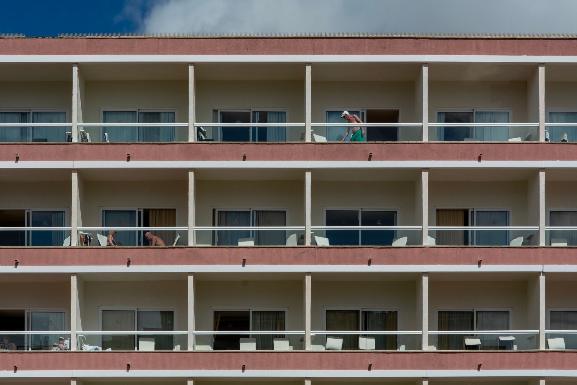 Studio em Ipanema com vista para o mar e hóspedes na varanda