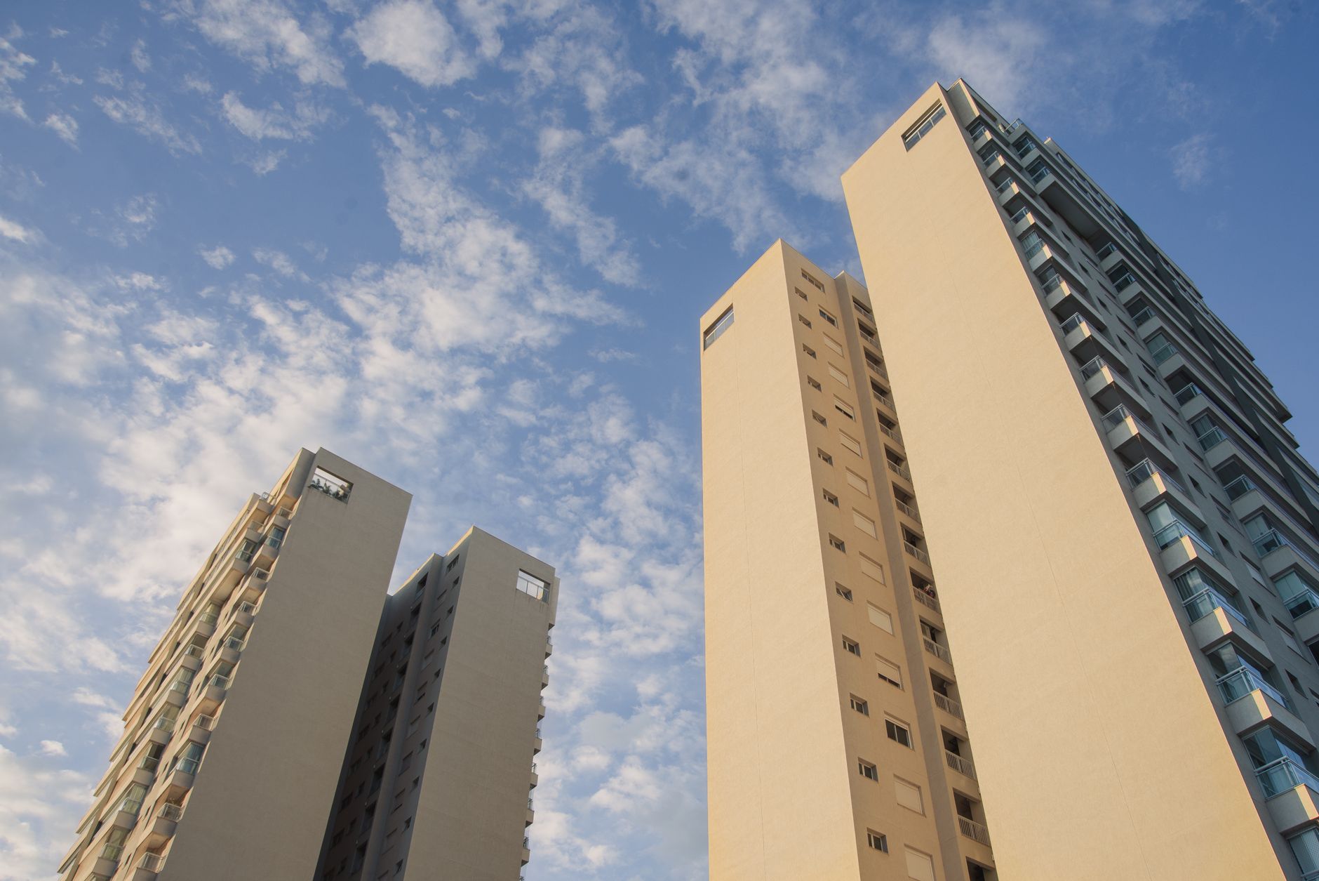 Investidor analisando relatórios de rentabilidade imobiliária