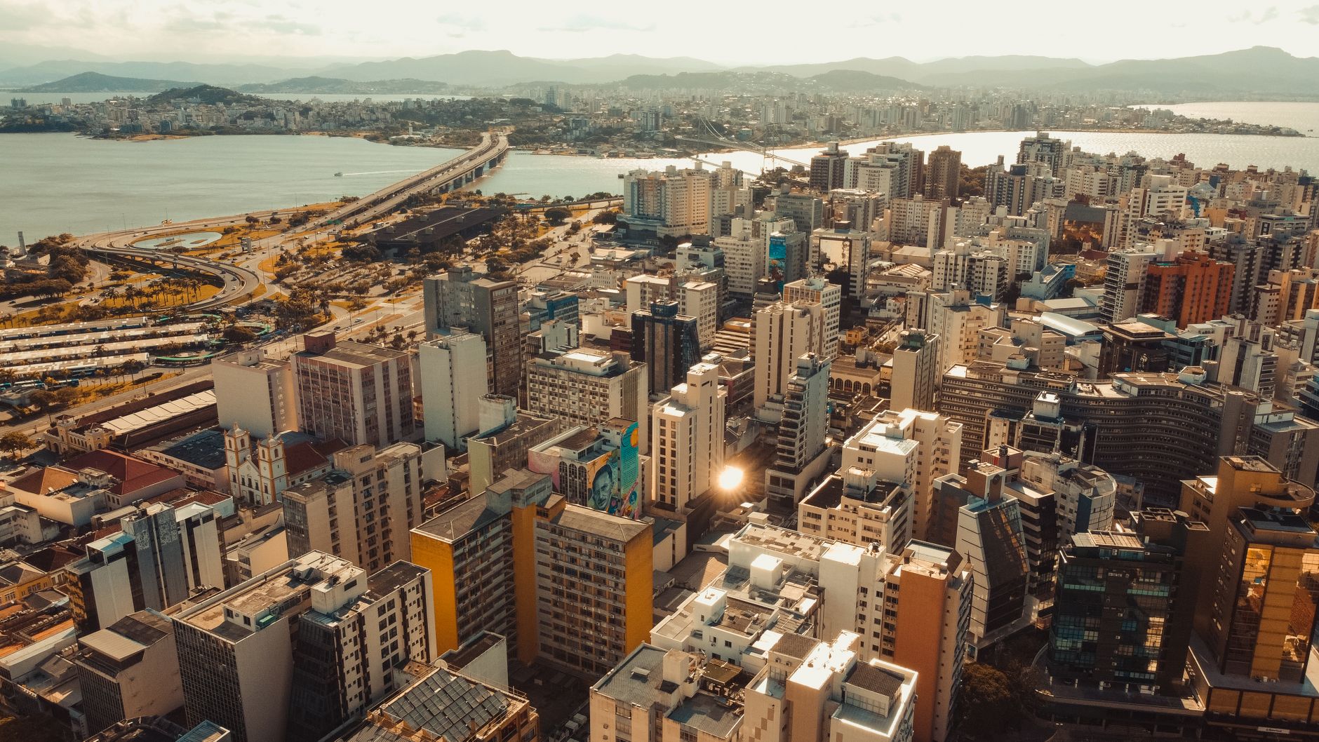 Vista aérea do bairro de Copacabana mostrando localização estratégica