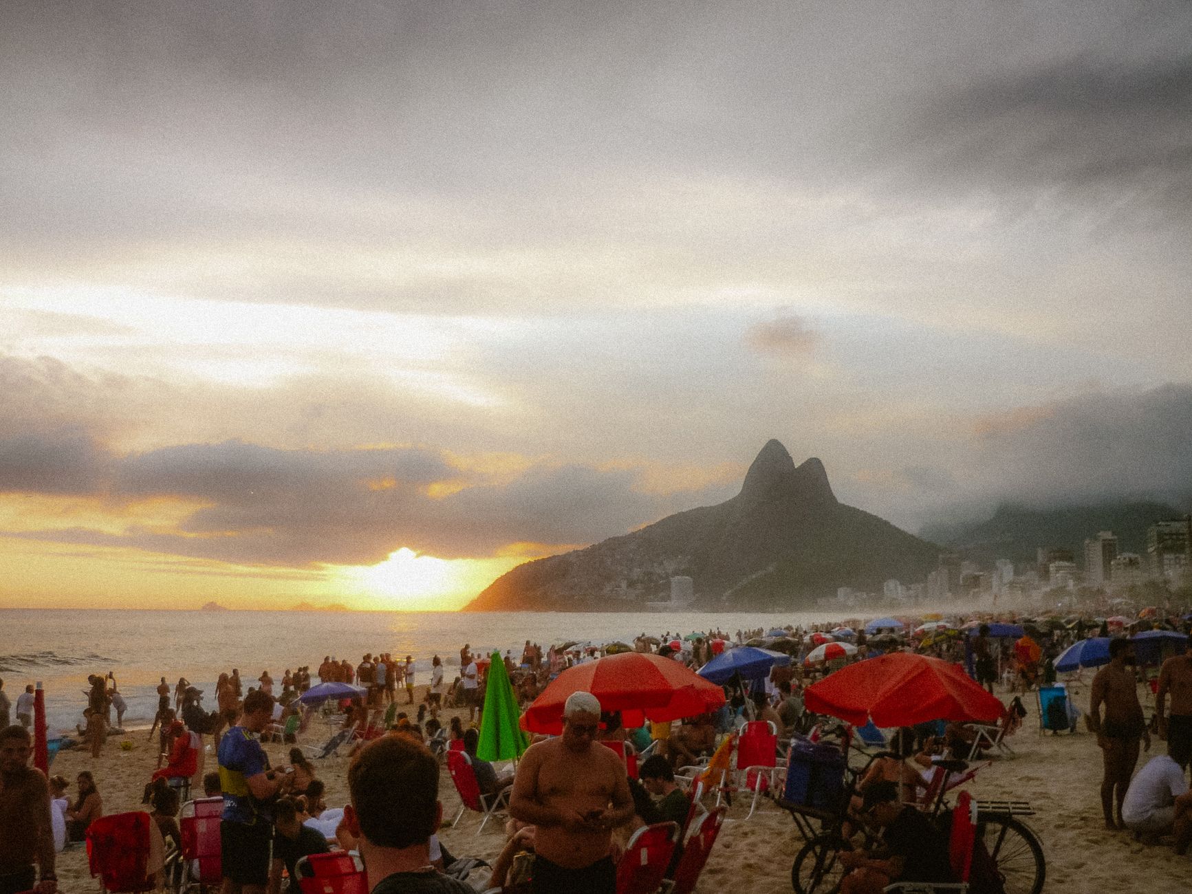 Vista da praia de Ipanema com apartamentos ao fundo