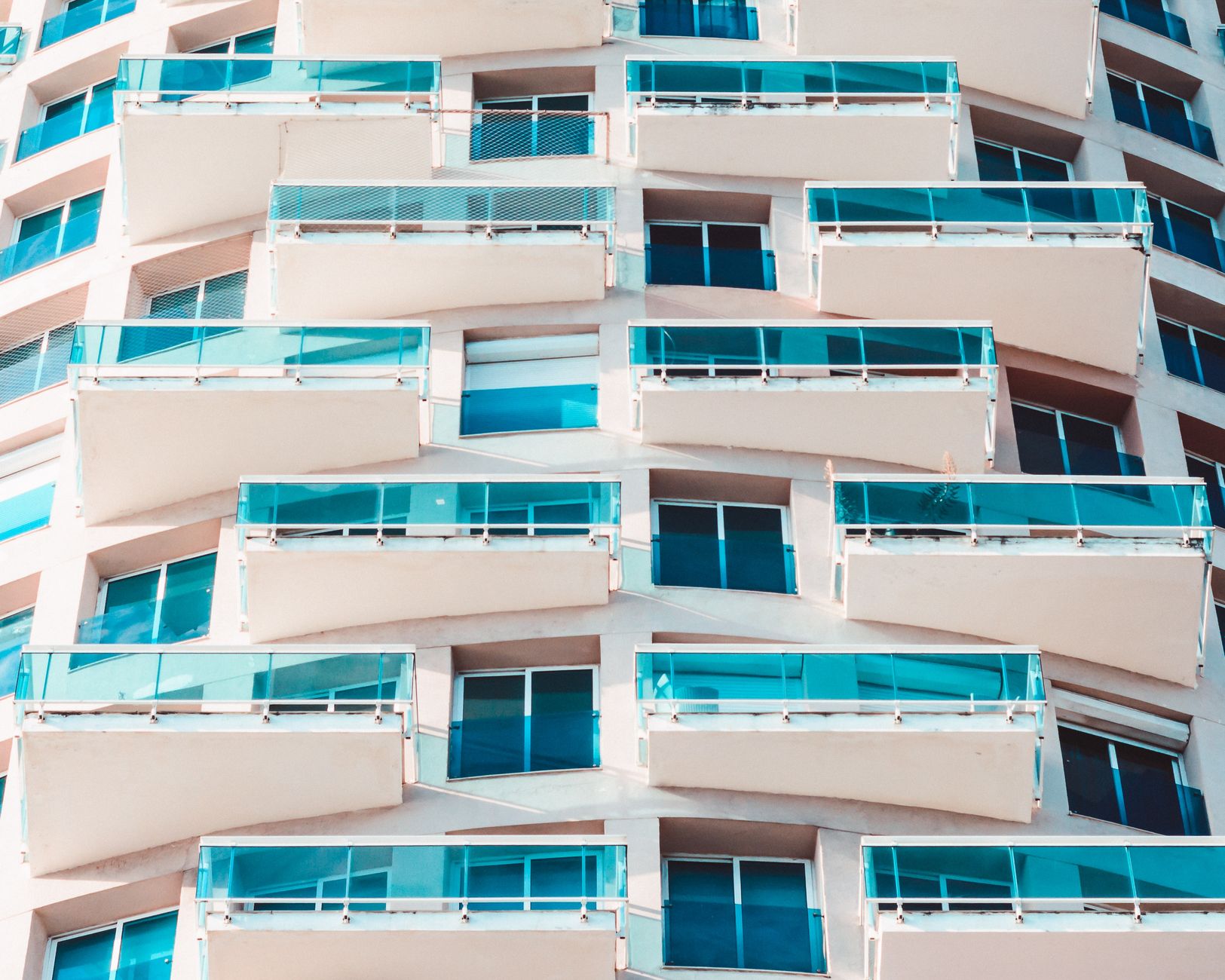 Corretor mostrando apartamento para cliente