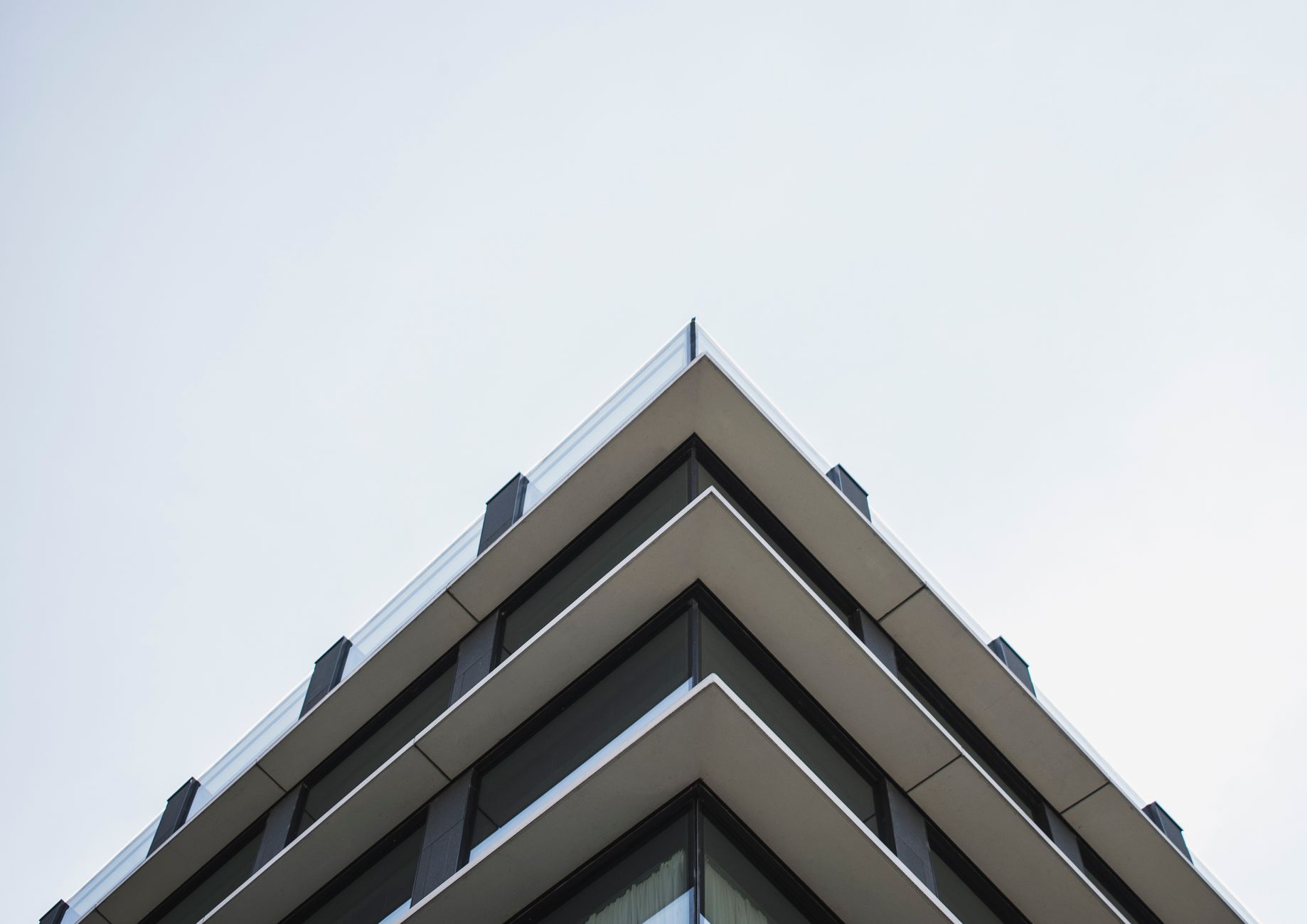 Interior de loft contemporâneo no Rio de Janeiro com vista para o Pão de Açúcar