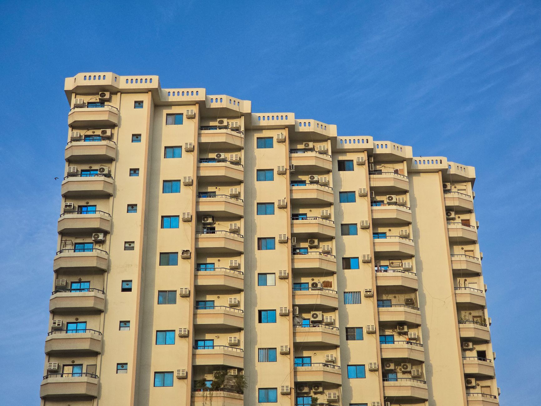 Apartamento residencial perto do metrô na Tijuca, com vista da rua arborizada